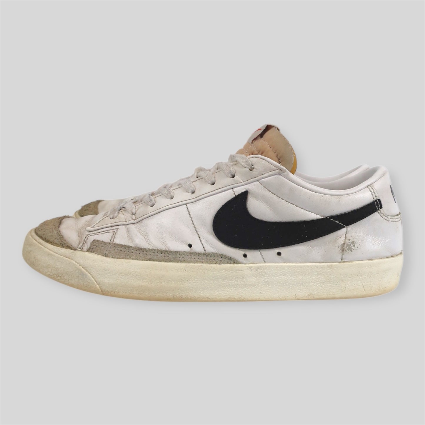 WHITE NIKE BLAZERS - SIZE 10