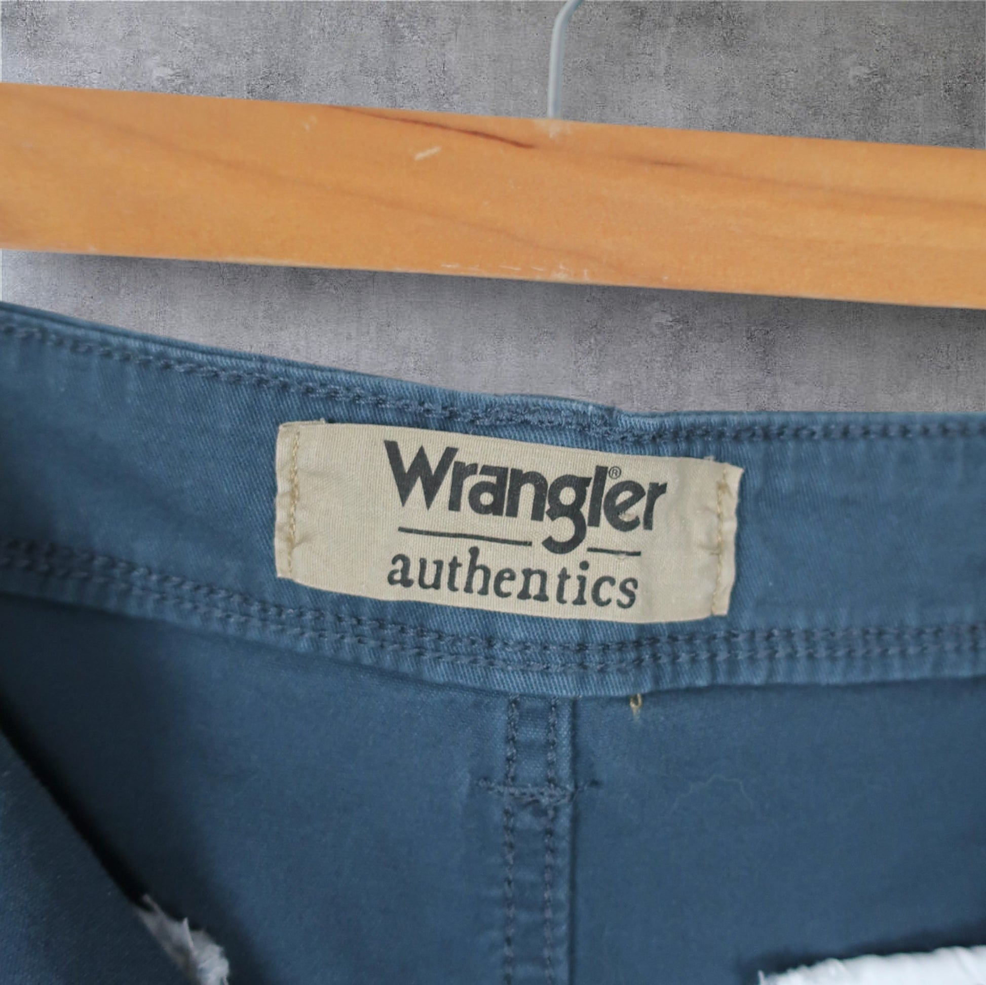 VINTAGE WRANGLER CARGO SHORTS - 36"