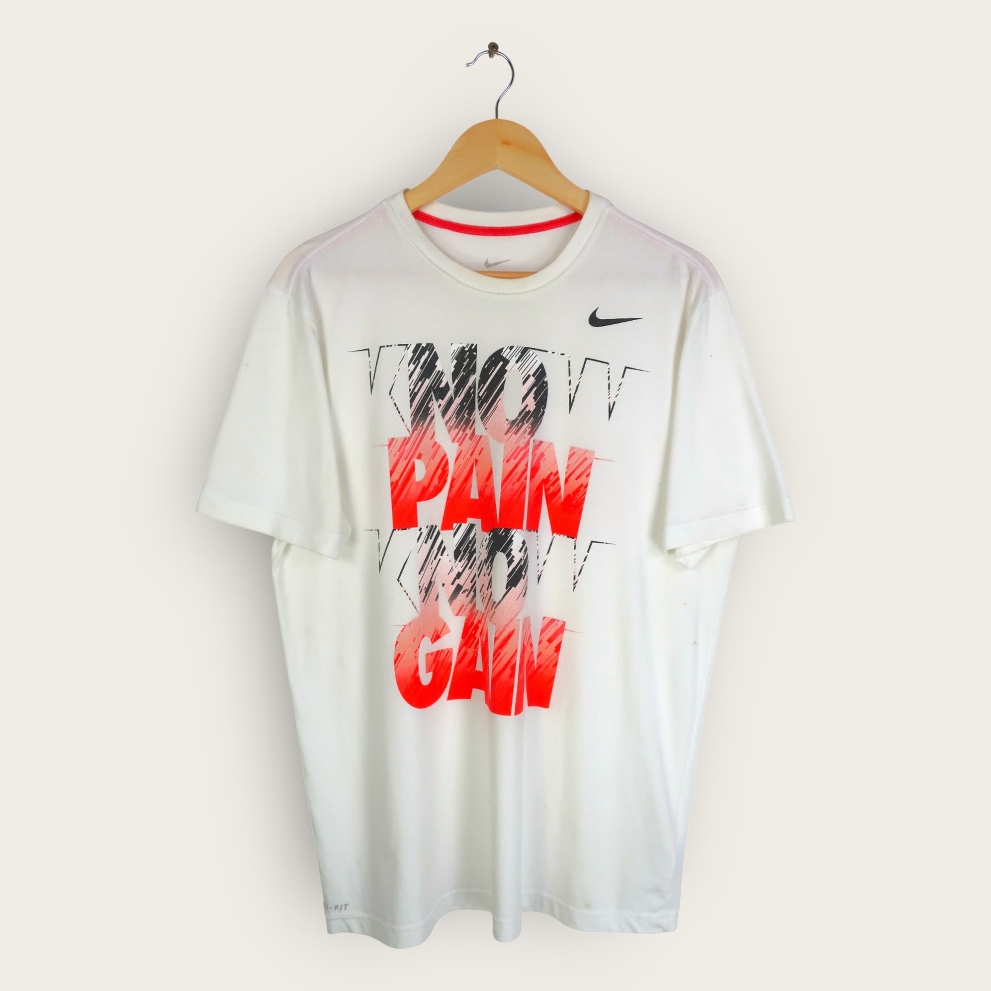 NIKE "KNOW PAIN KNOW GAIN" DRI-FIT T-SHIRT - L