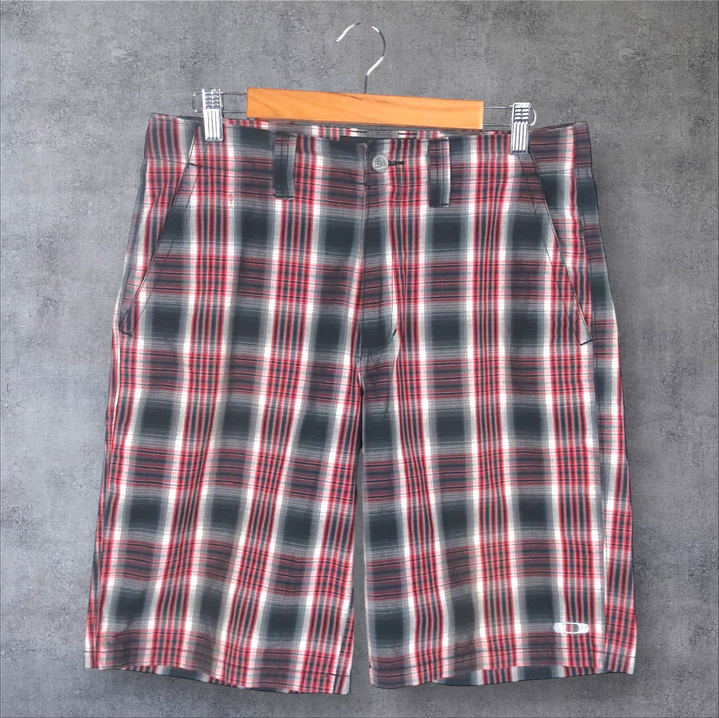 VINTAGE OAKLEY SHORTS - 32"