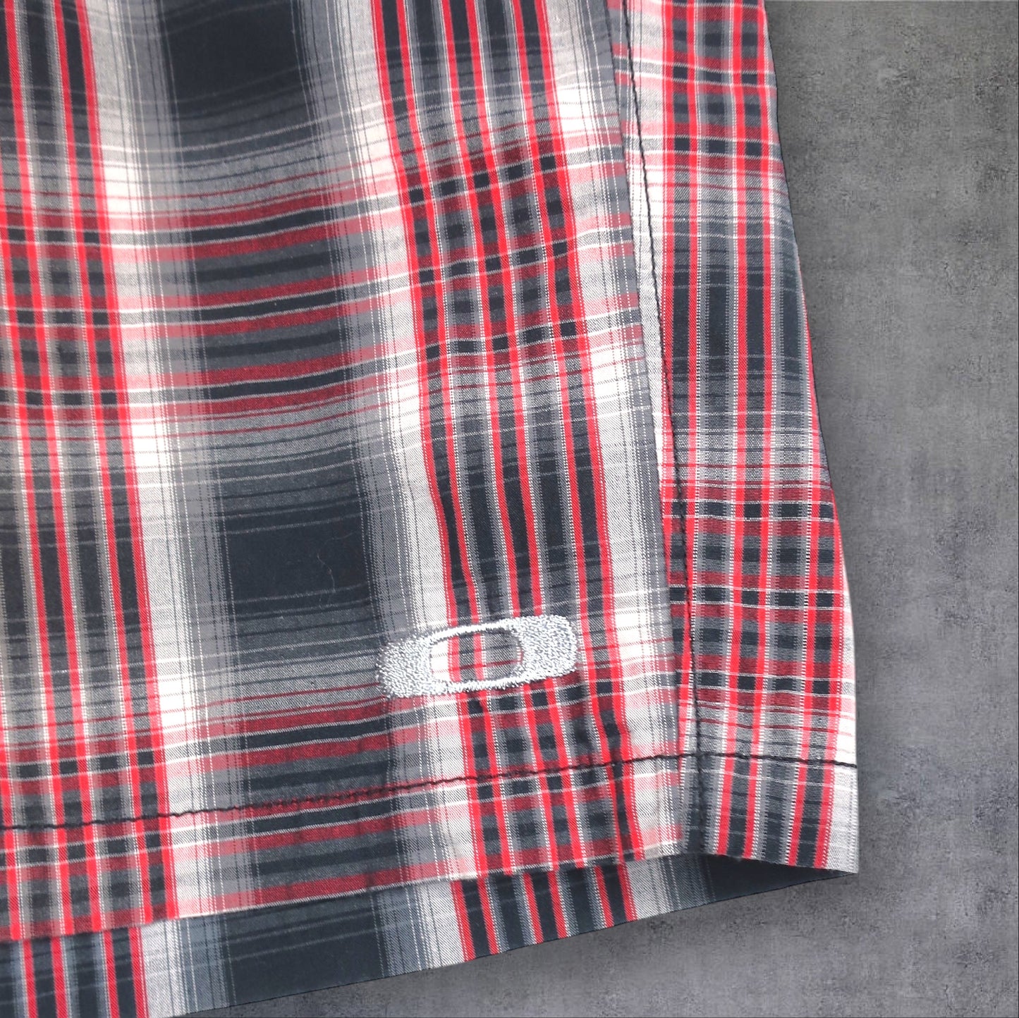 VINTAGE OAKLEY SHORTS - 32"
