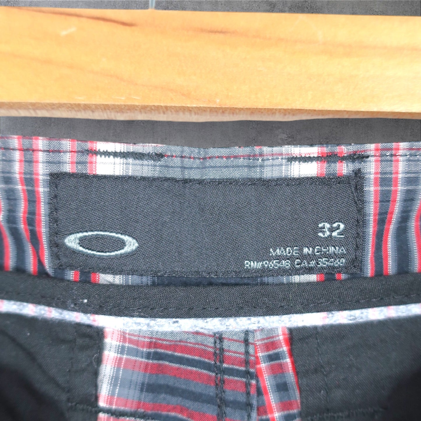 VINTAGE OAKLEY SHORTS - 32"