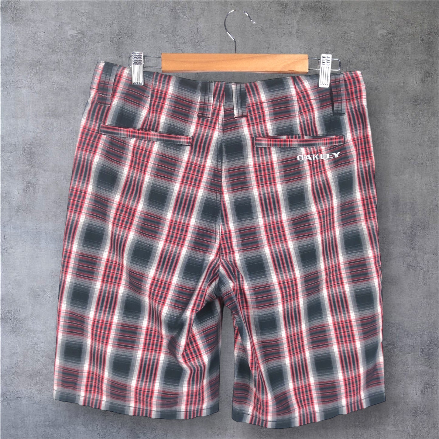 VINTAGE OAKLEY SHORTS - 32"