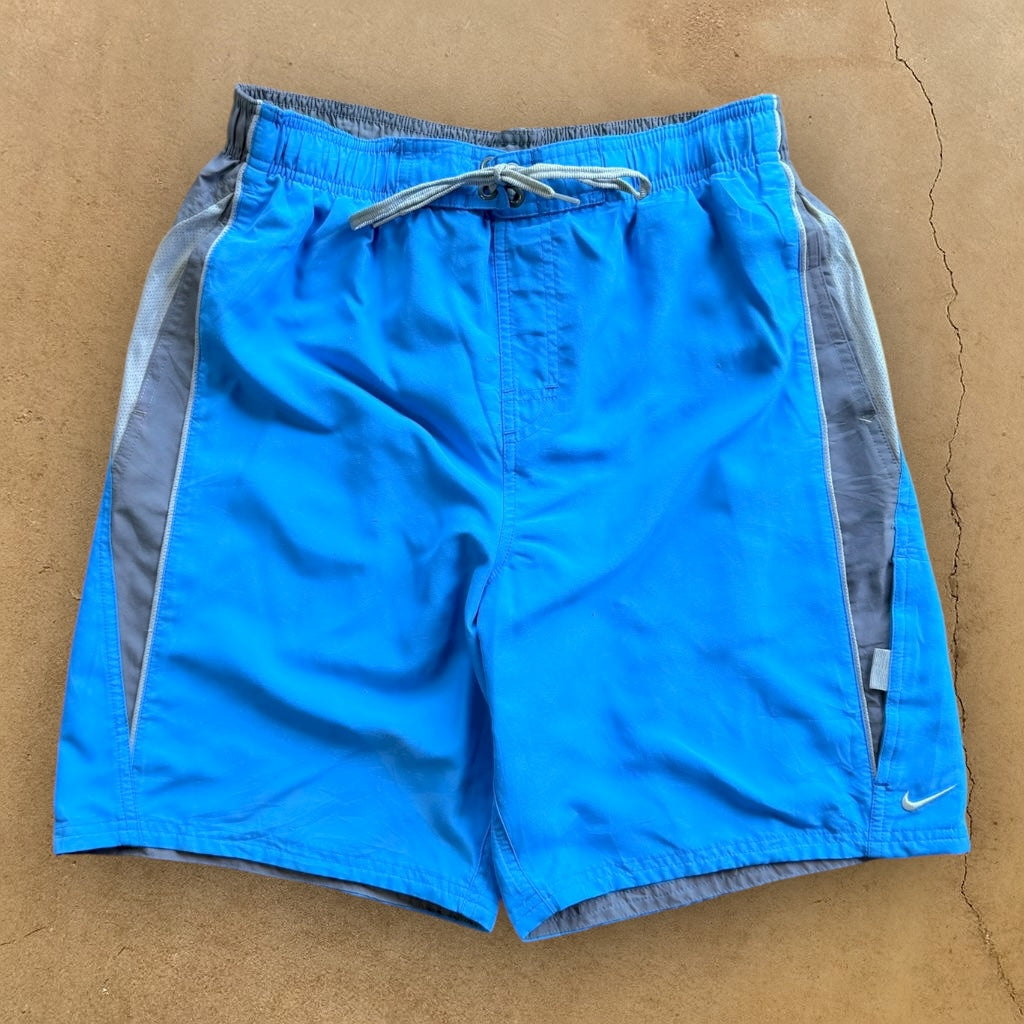 VINTAGE NIKE TRACK SHORTS - M