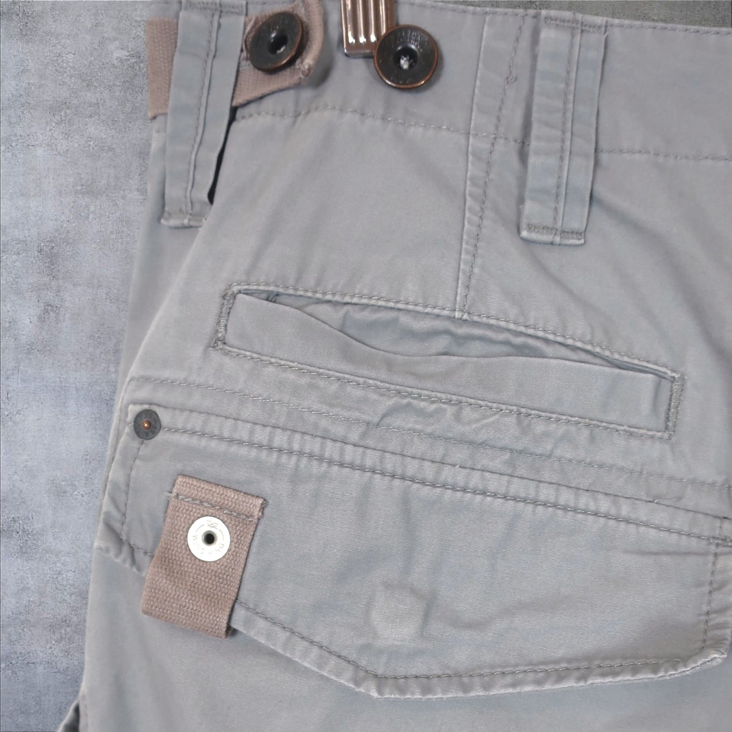 VINTAGE LEVI'S CARGO SHORTS - 34"