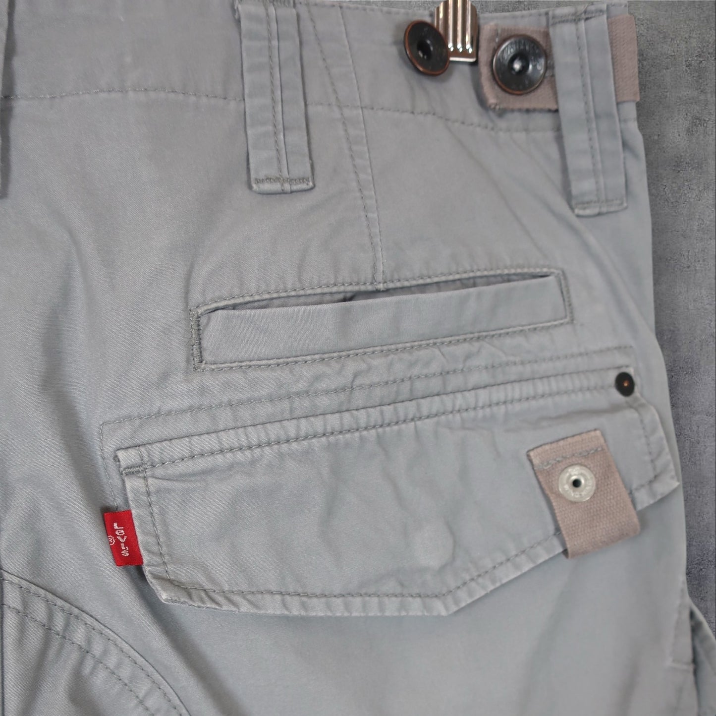 VINTAGE LEVI'S CARGO SHORTS - 34"