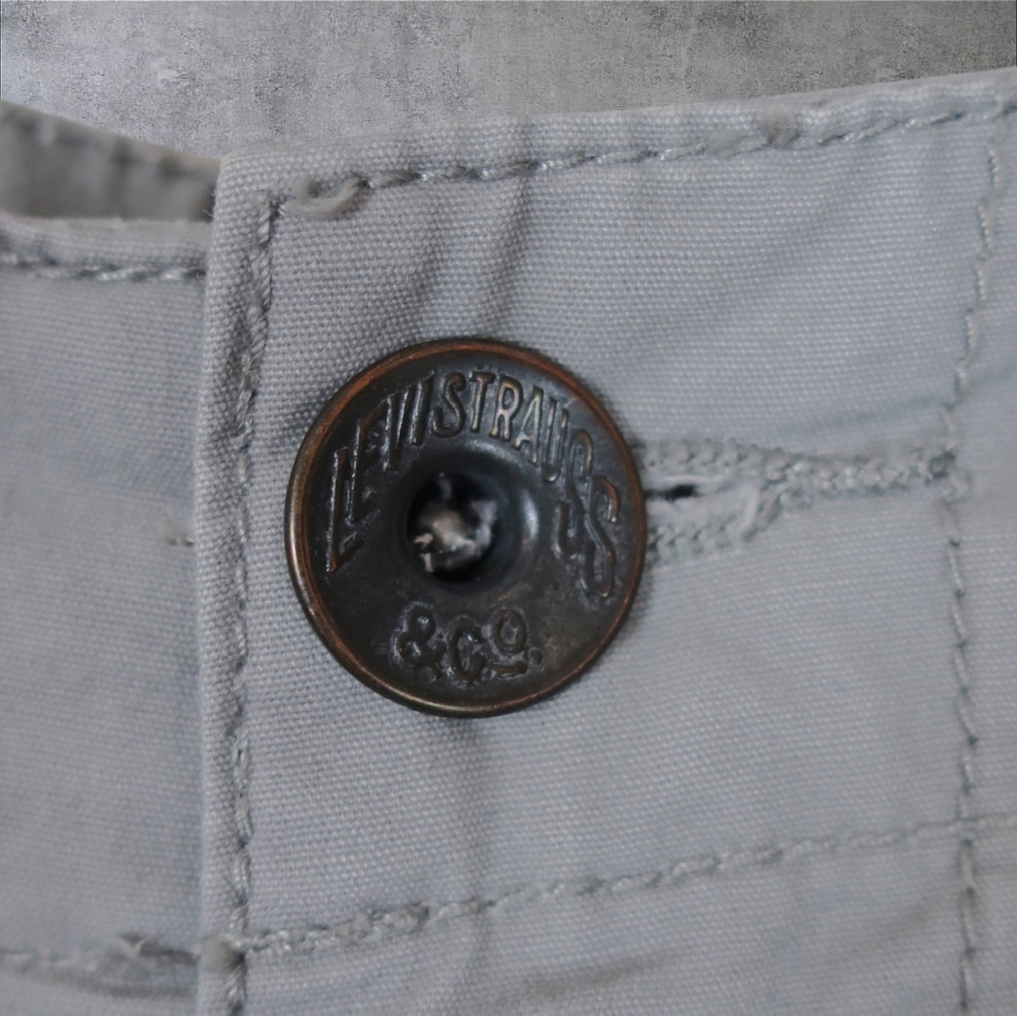 VINTAGE LEVI'S CARGO SHORTS - 34"