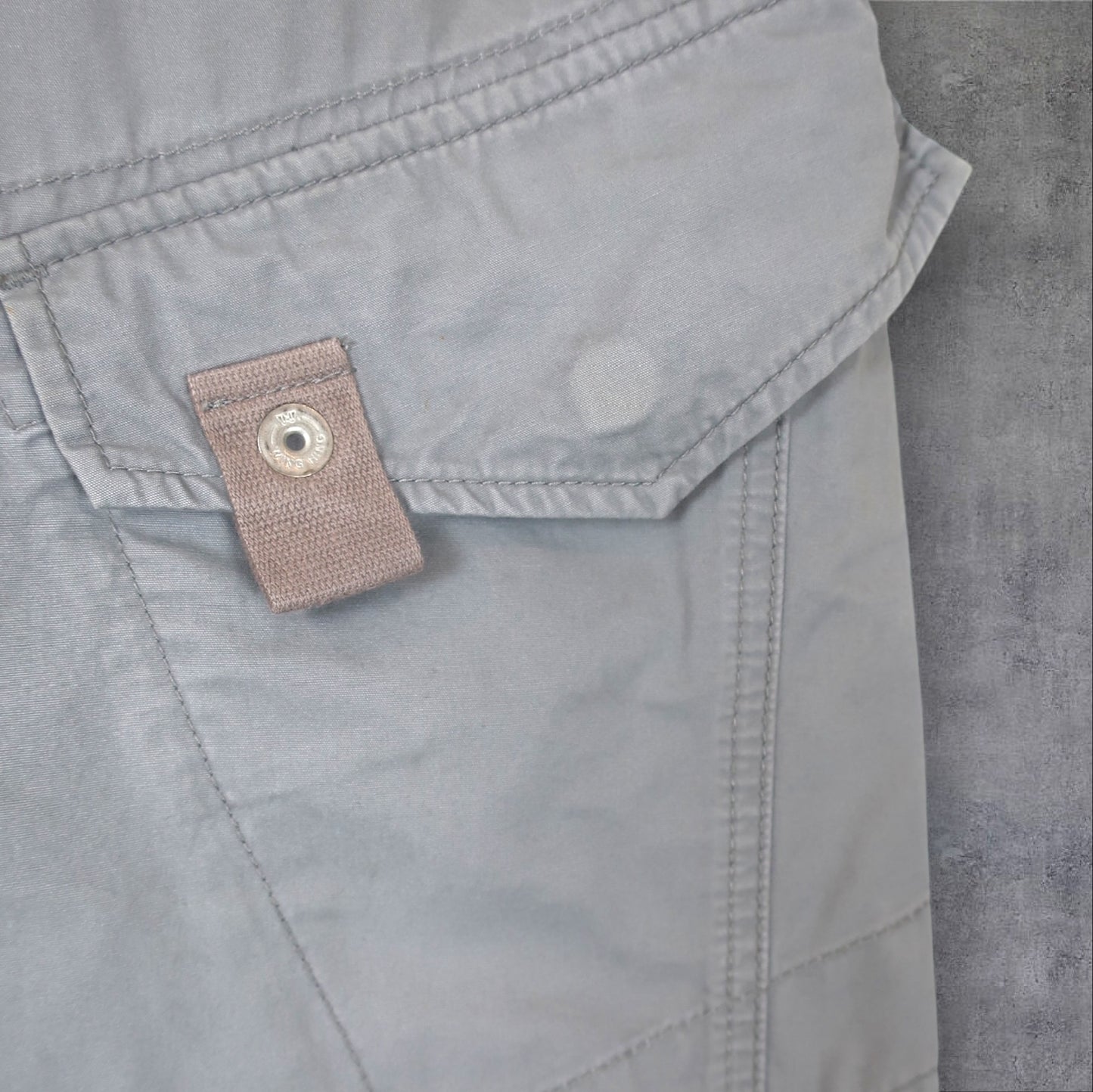 VINTAGE LEVI'S CARGO SHORTS - 34"