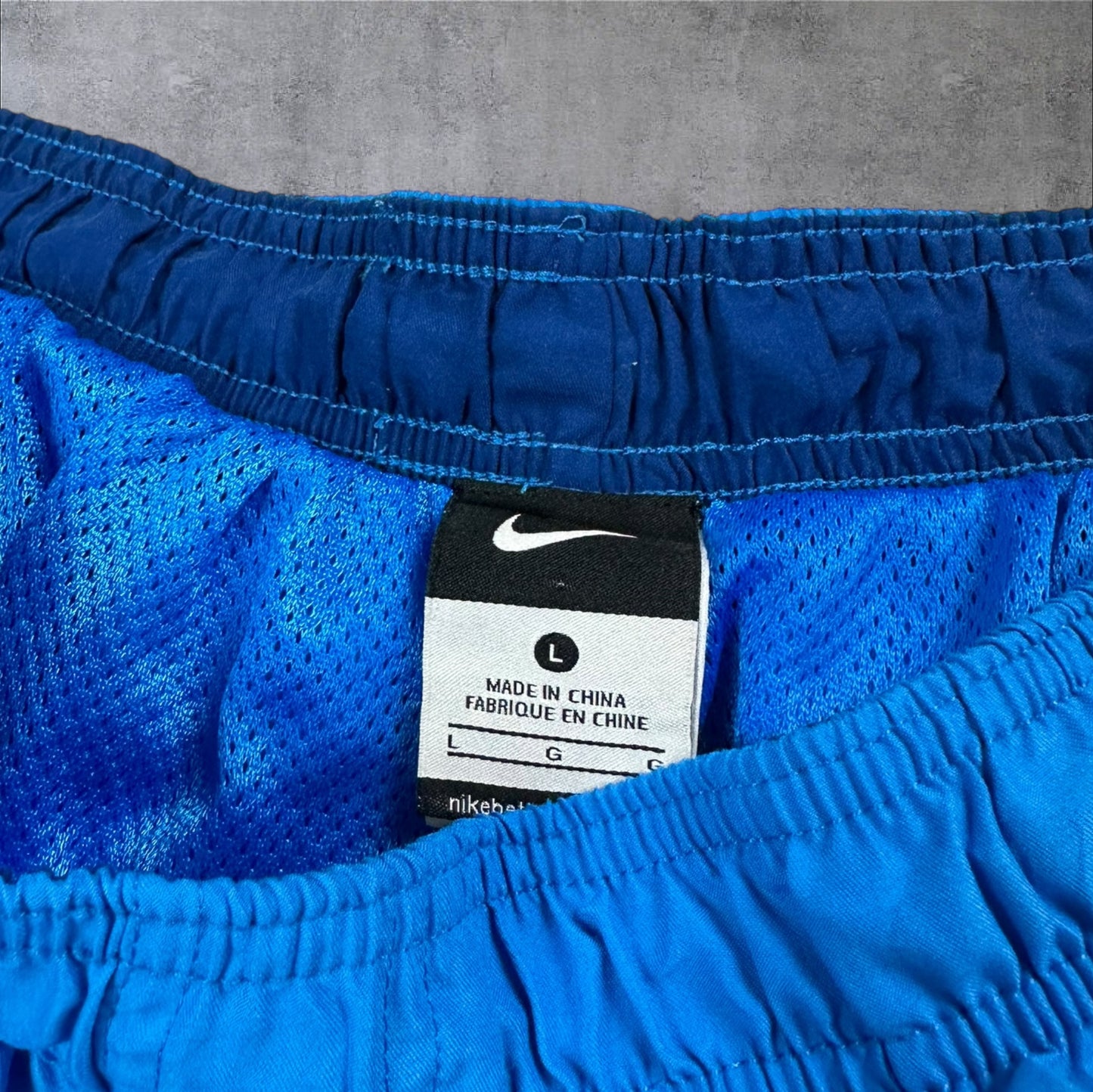 VINTAGE NIKE TRACK CARGO SHORTS - L