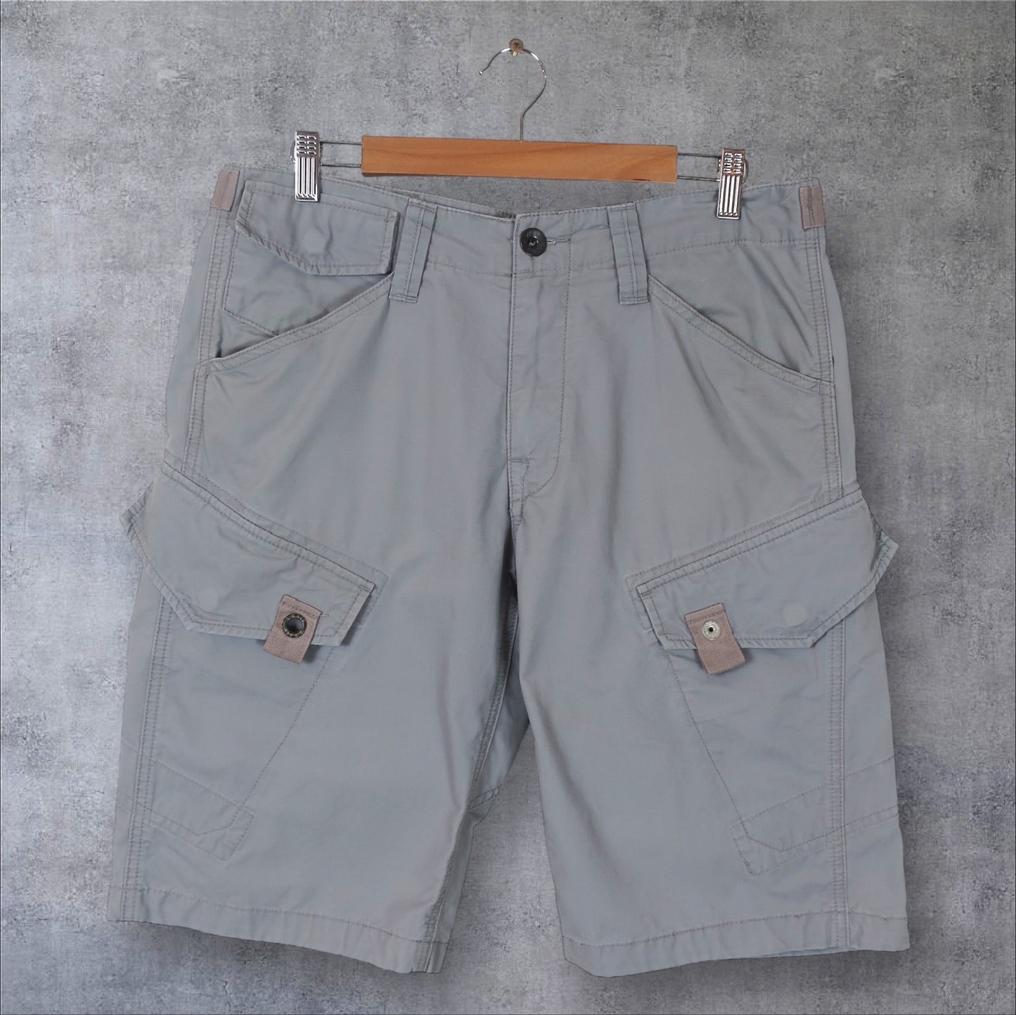 VINTAGE LEVI'S CARGO SHORTS - 34"