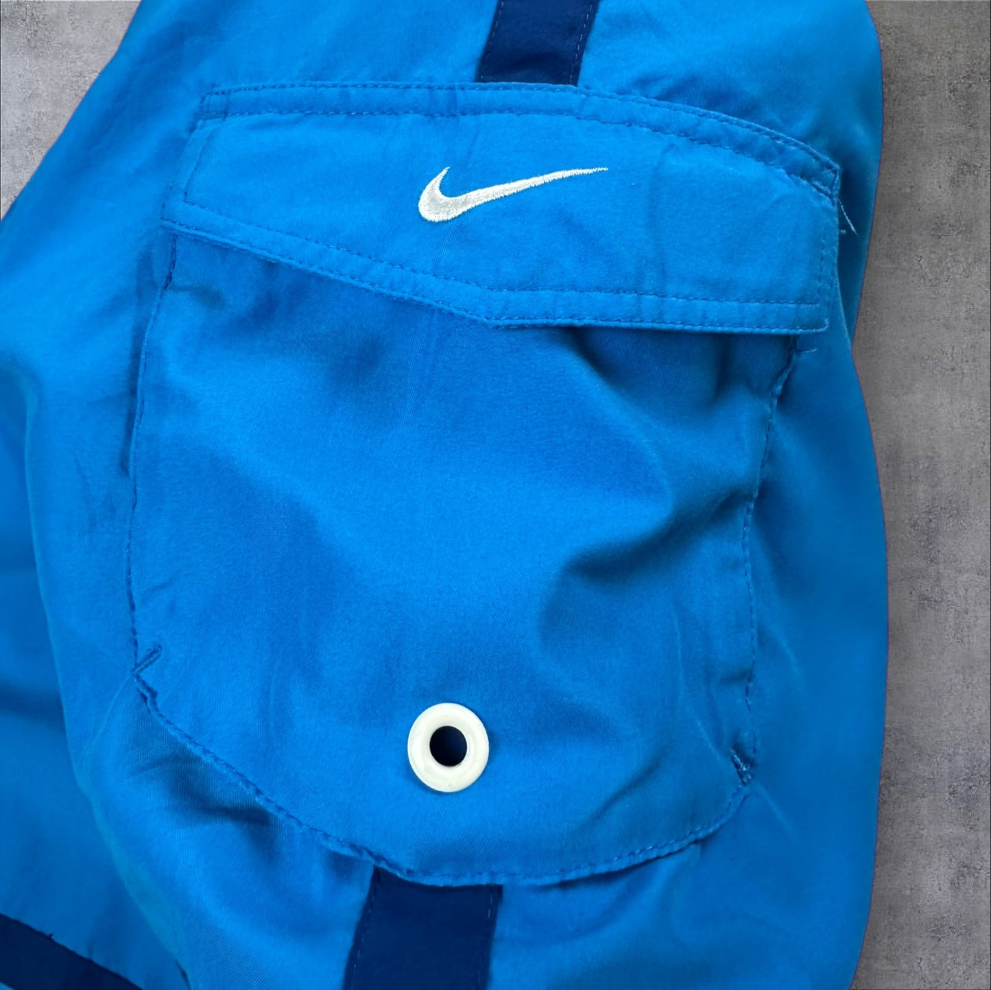 VINTAGE NIKE TRACK CARGO SHORTS - L