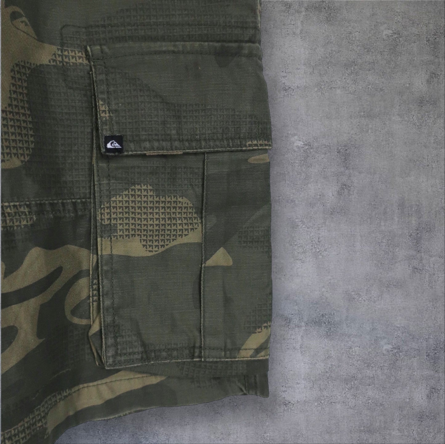 VINTAGE QUIKSILVER CARGO SHORTS - 32"