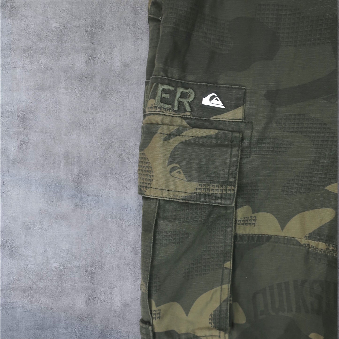 VINTAGE QUIKSILVER CARGO SHORTS - 32"