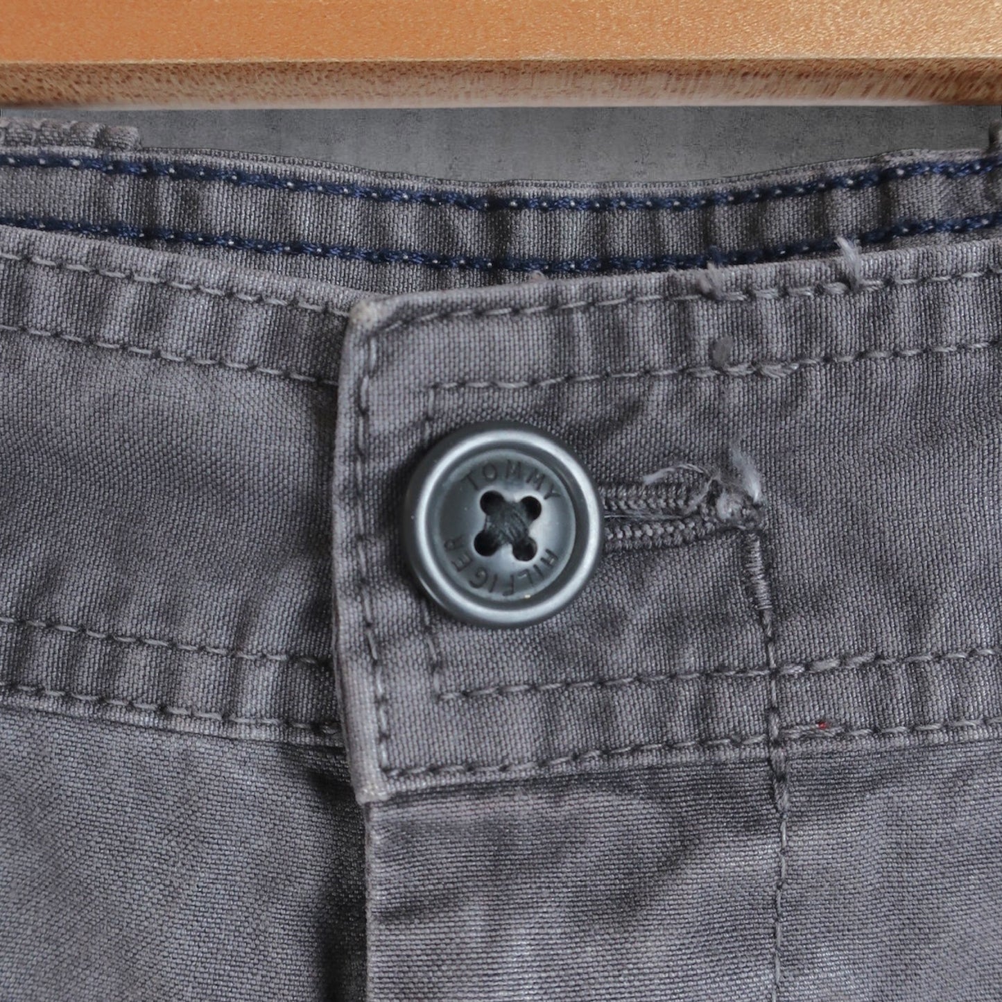 VINTAGE TOMMY HILFIGER CARGO SHORTS - 42"