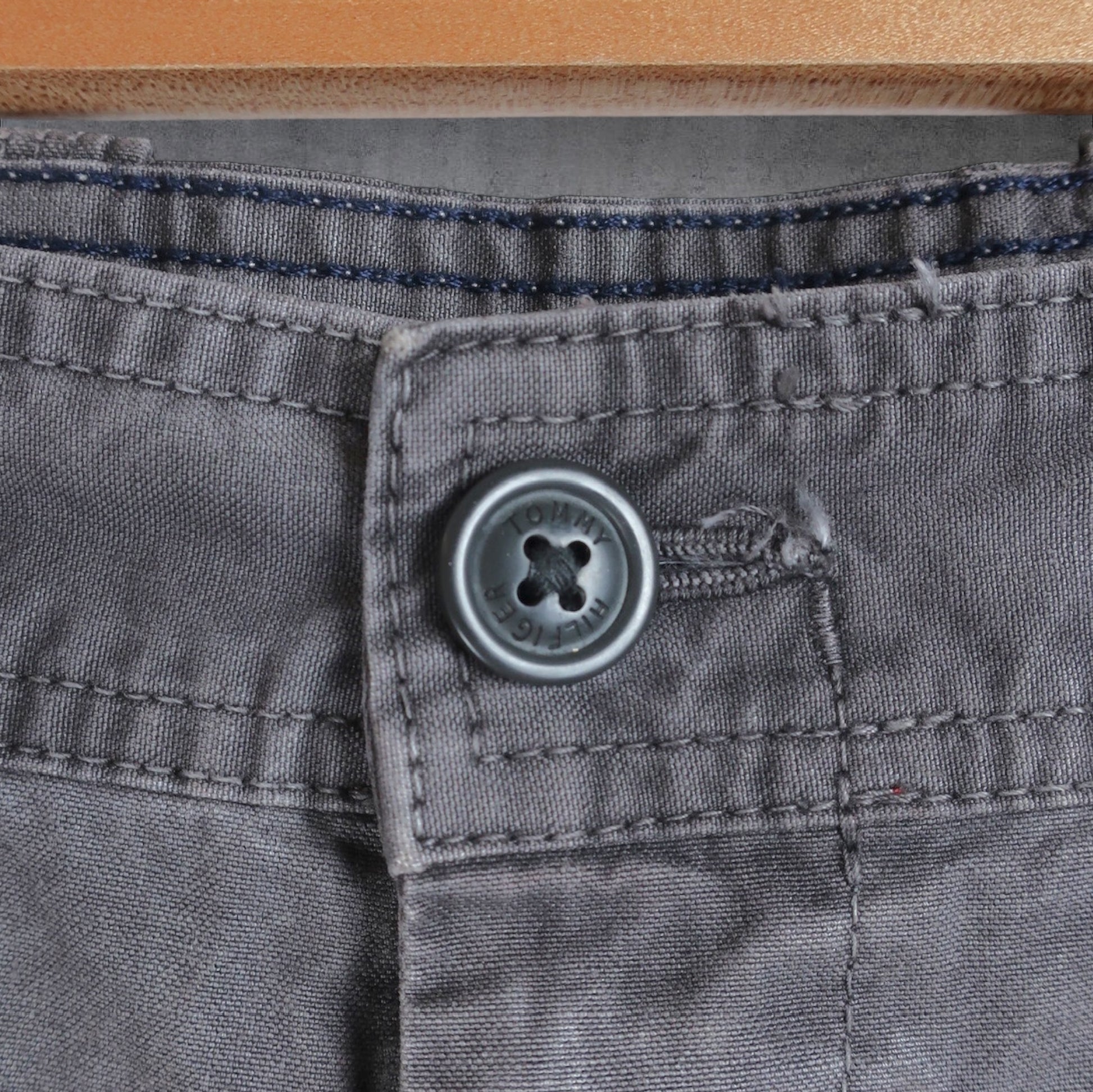 VINTAGE TOMMY HILFIGER CARGO SHORTS - 42"