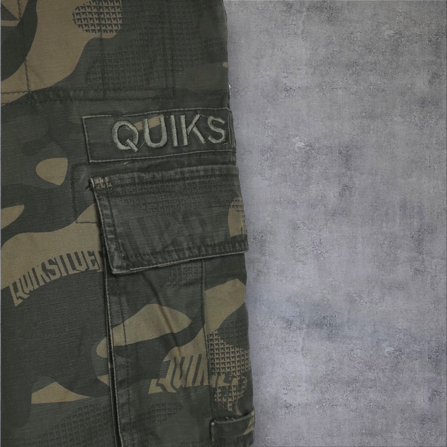 VINTAGE QUIKSILVER CARGO SHORTS - 32"