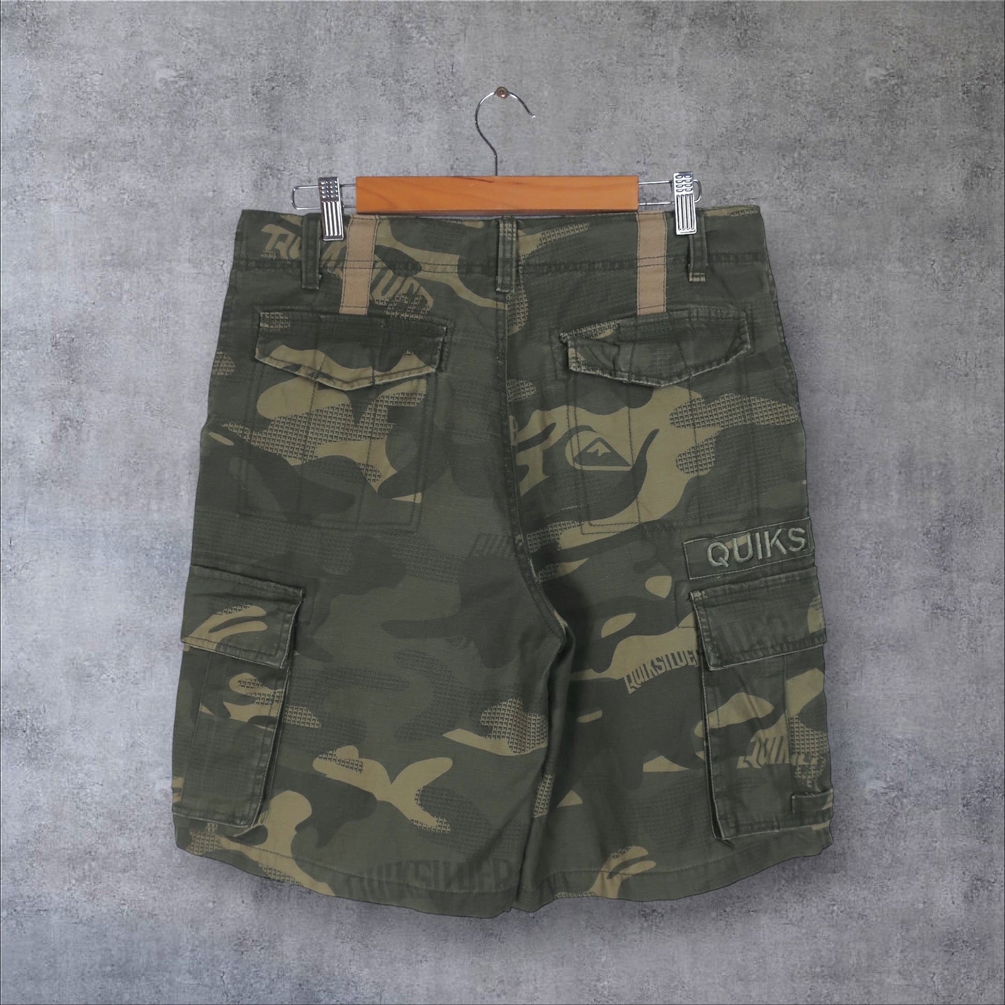 VINTAGE QUIKSILVER CARGO SHORTS - 32"