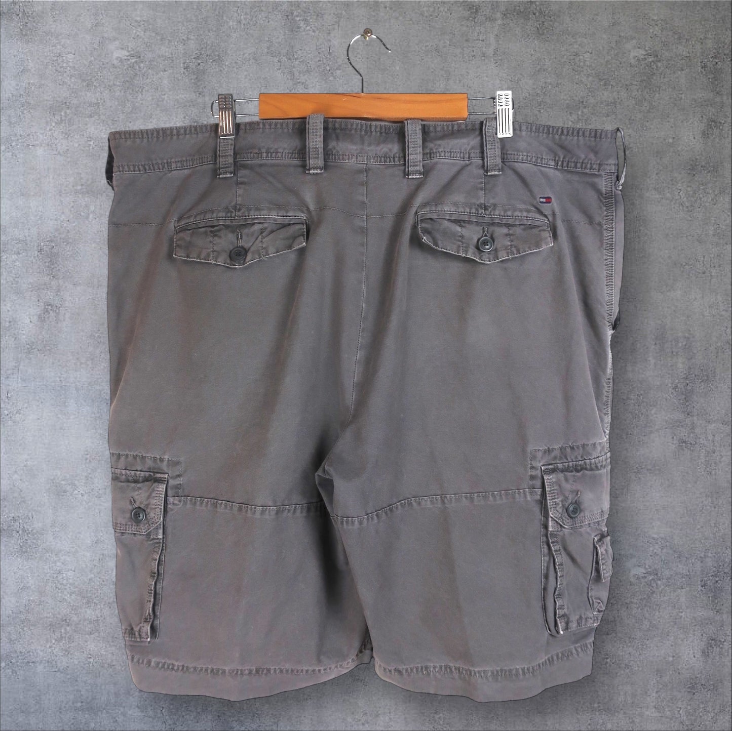 VINTAGE TOMMY HILFIGER CARGO SHORTS - 42"