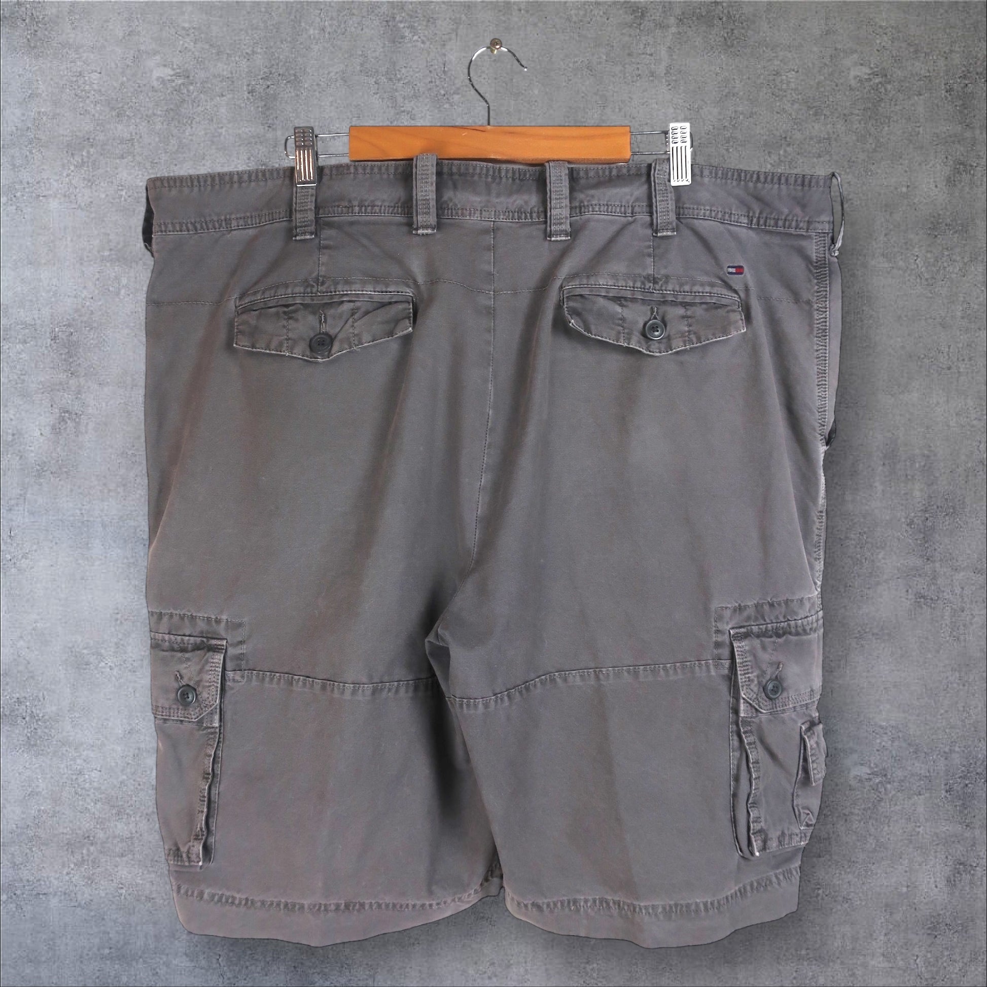 VINTAGE TOMMY HILFIGER CARGO SHORTS - 42"