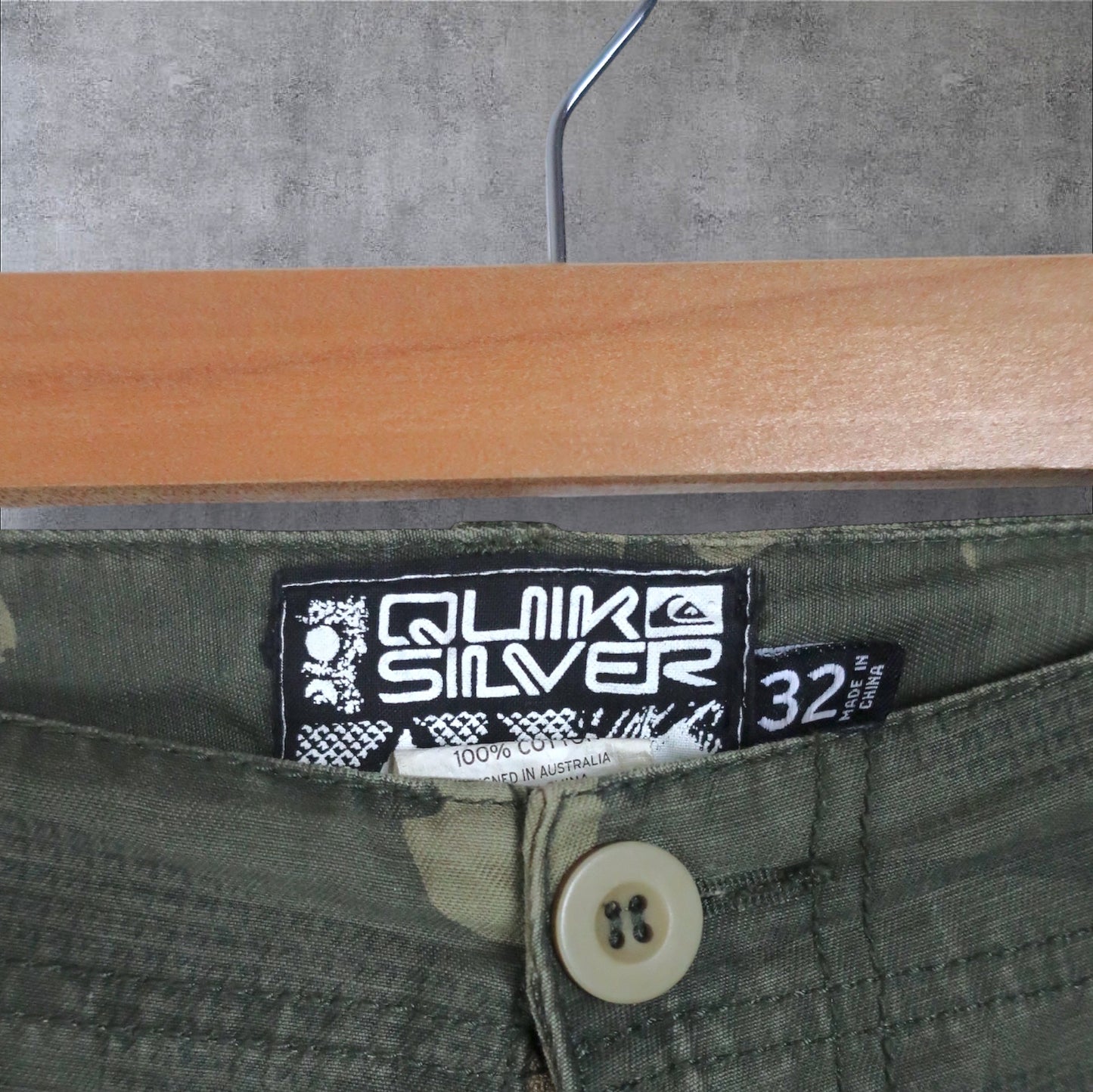 VINTAGE QUIKSILVER CARGO SHORTS - 32"