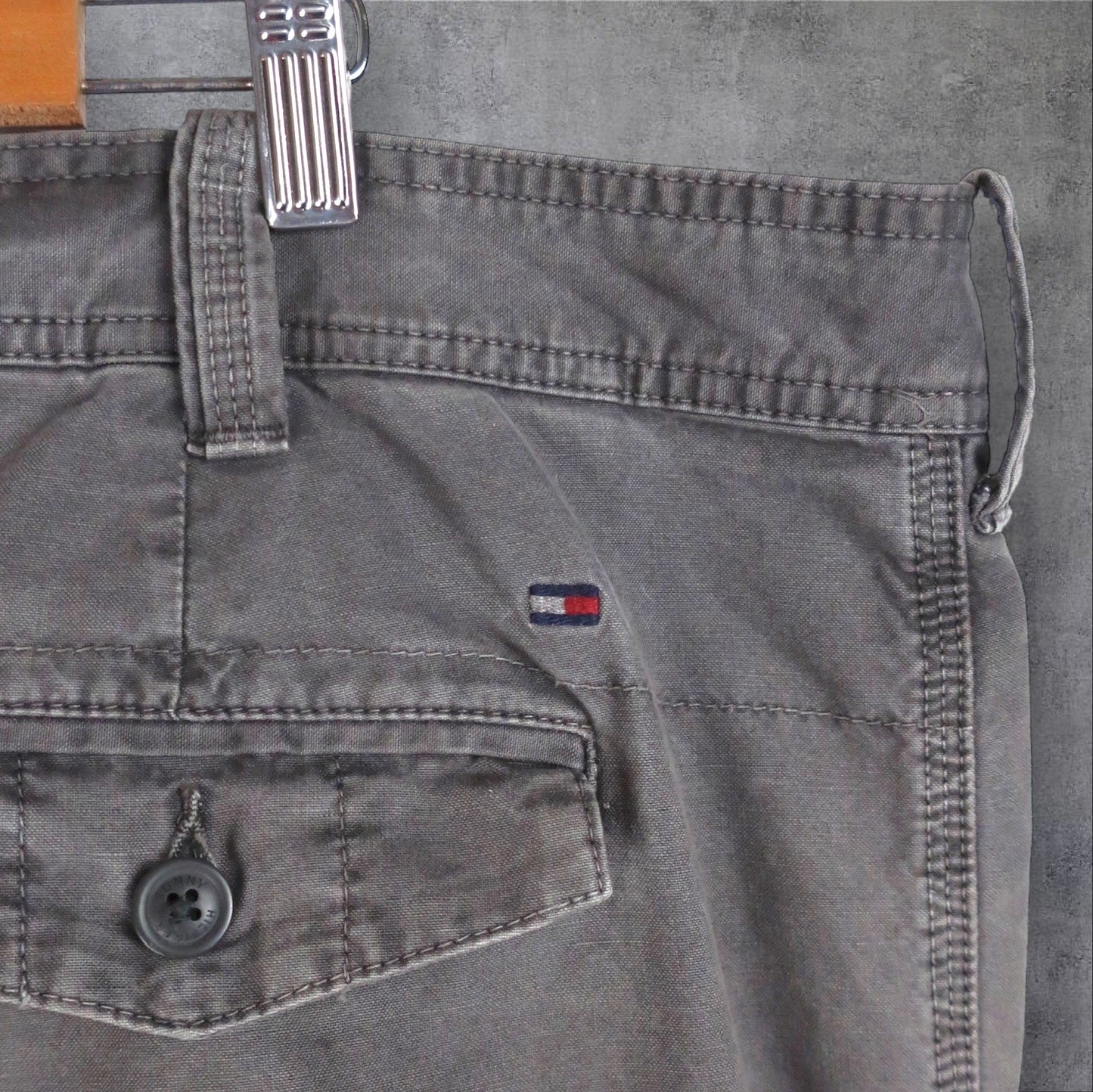 VINTAGE TOMMY HILFIGER CARGO SHORTS - 42"