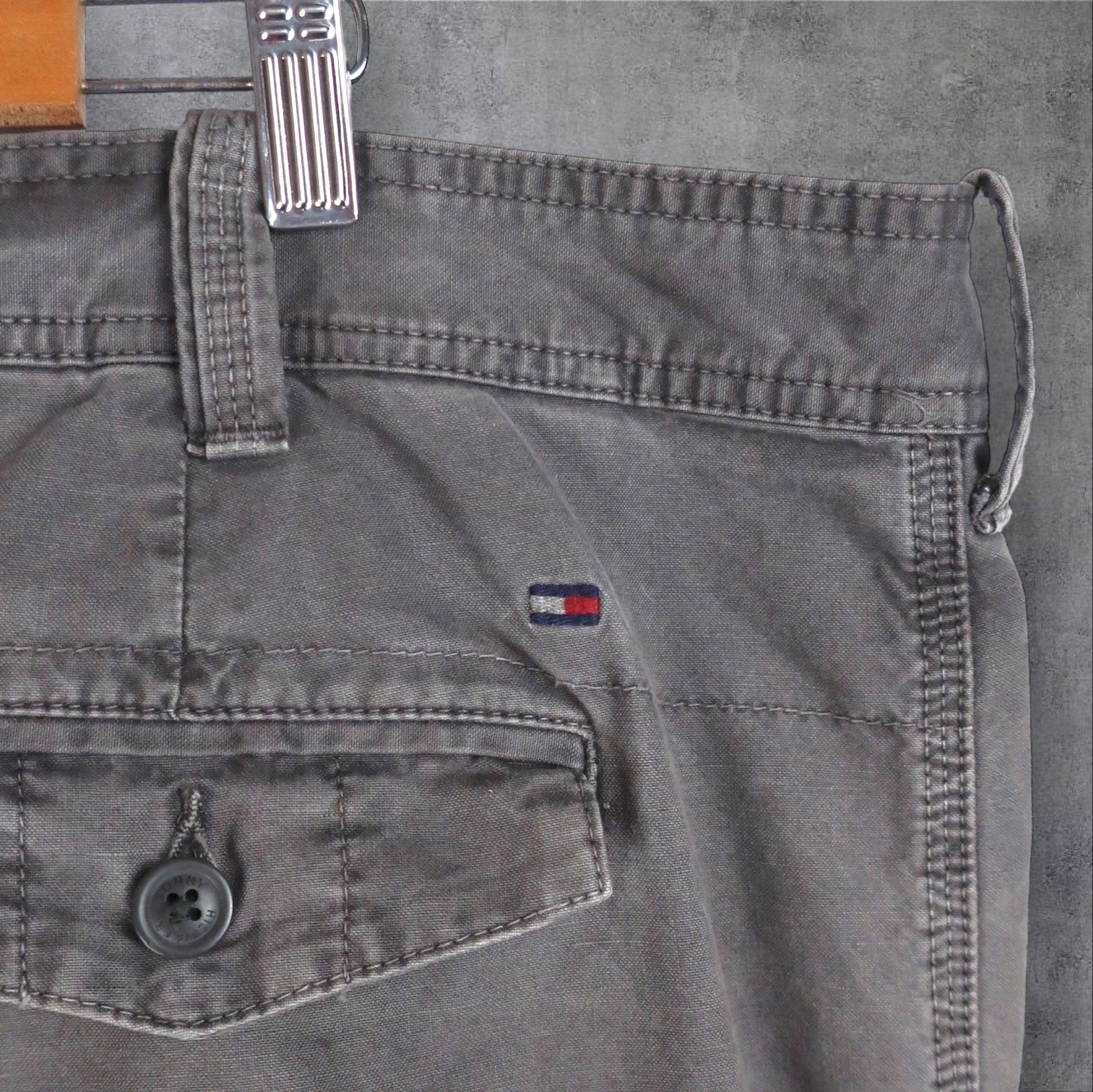 VINTAGE TOMMY HILFIGER CARGO SHORTS - 42"