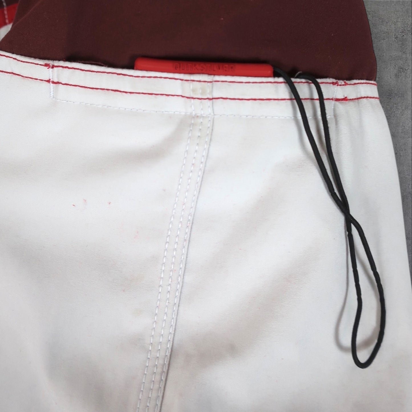 VINTAGE QUIKSILVER BOARD SHORTS - M