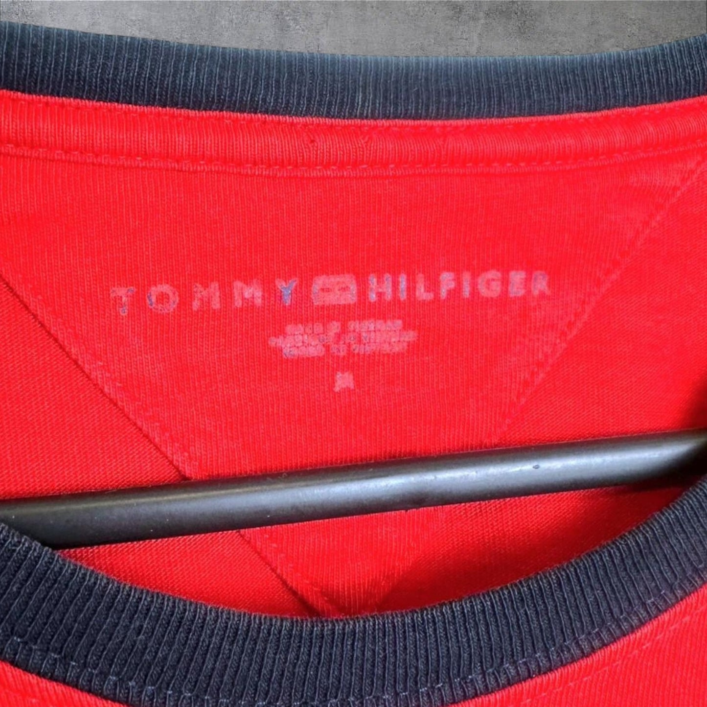TOMMY HILFIGER T-SHIRT - M