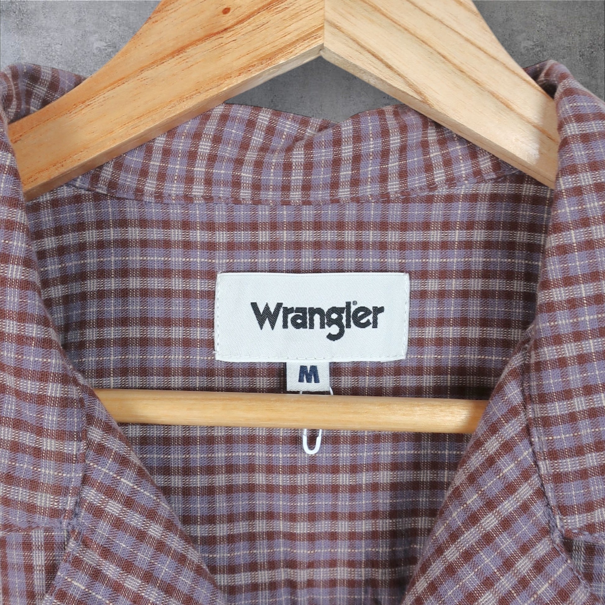 WRANGLER BUTTON-UP SHIRT - M