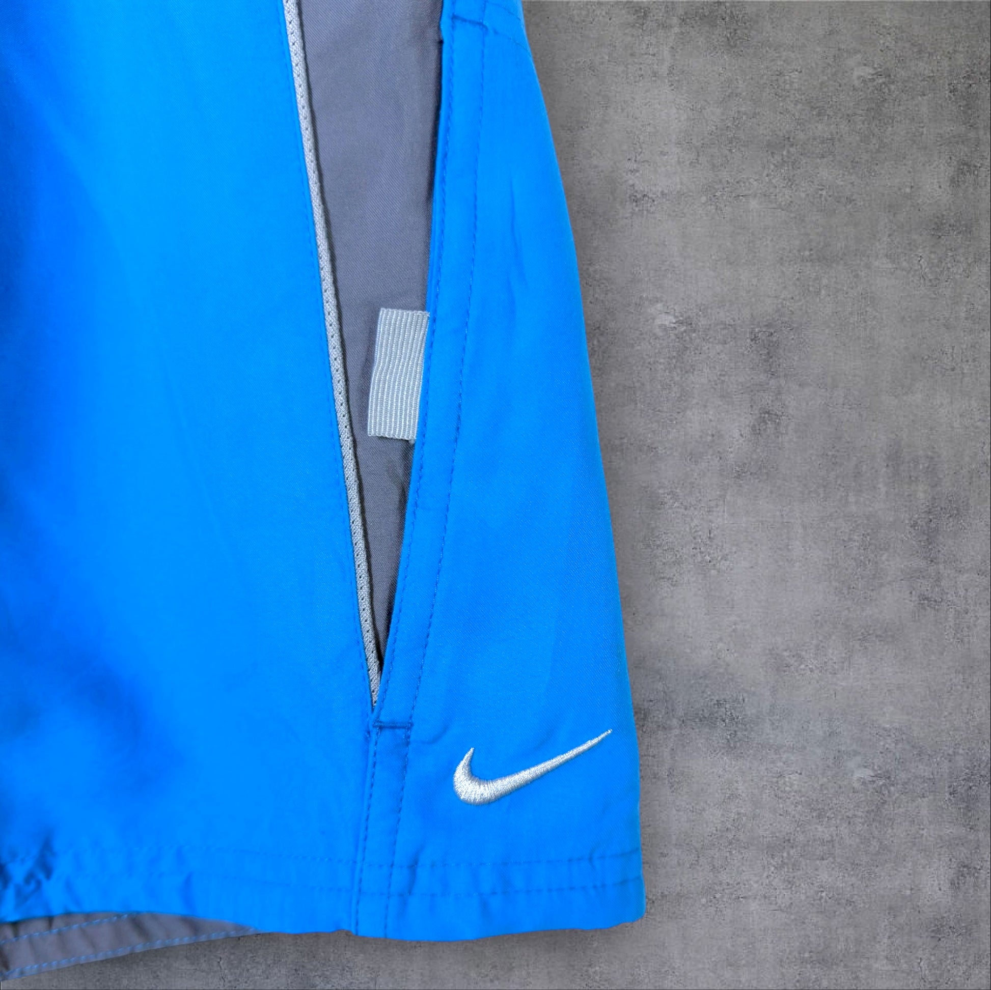 VINTAGE NIKE TRACK SHORTS - M