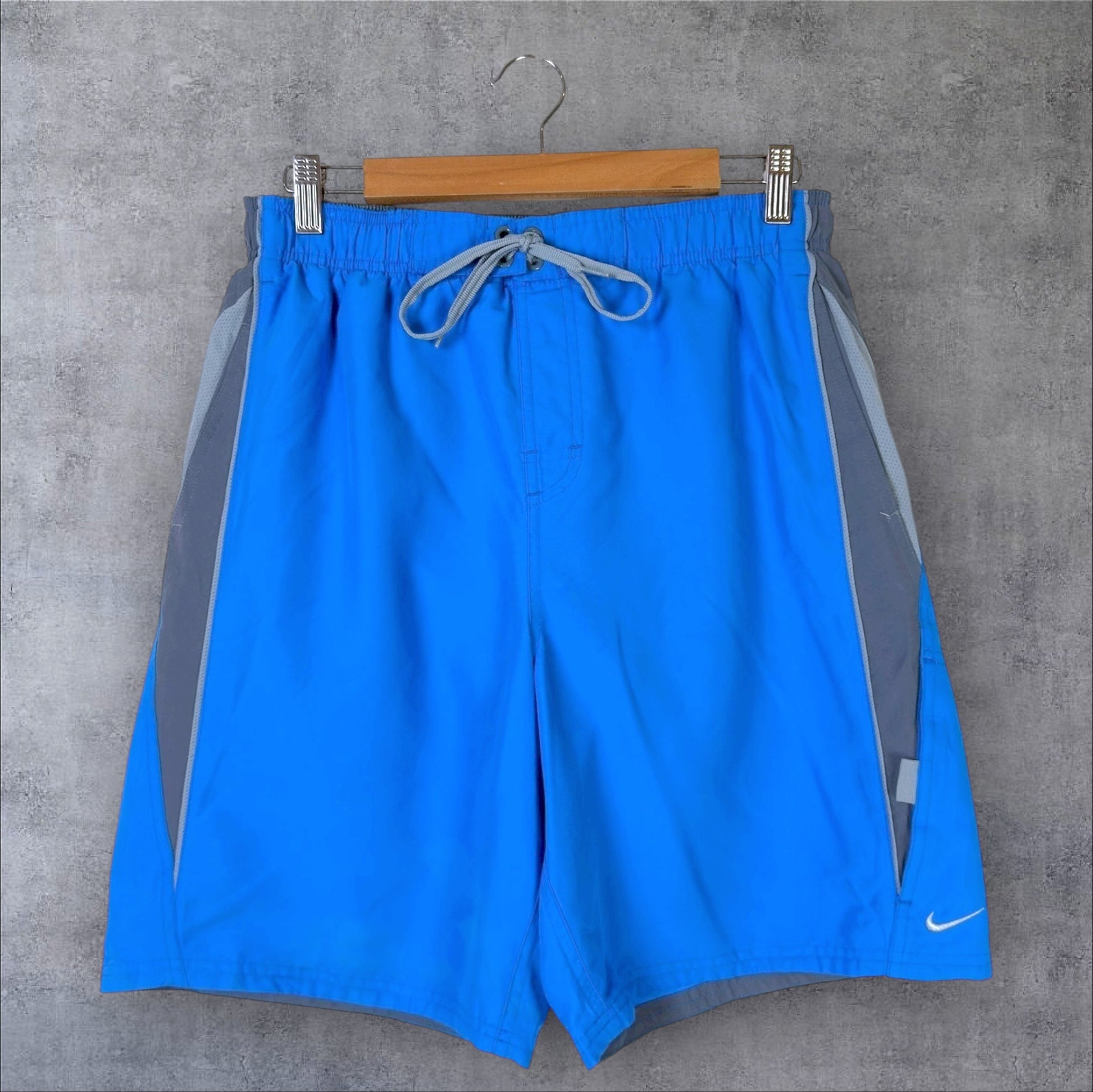 VINTAGE NIKE TRACK SHORTS - M