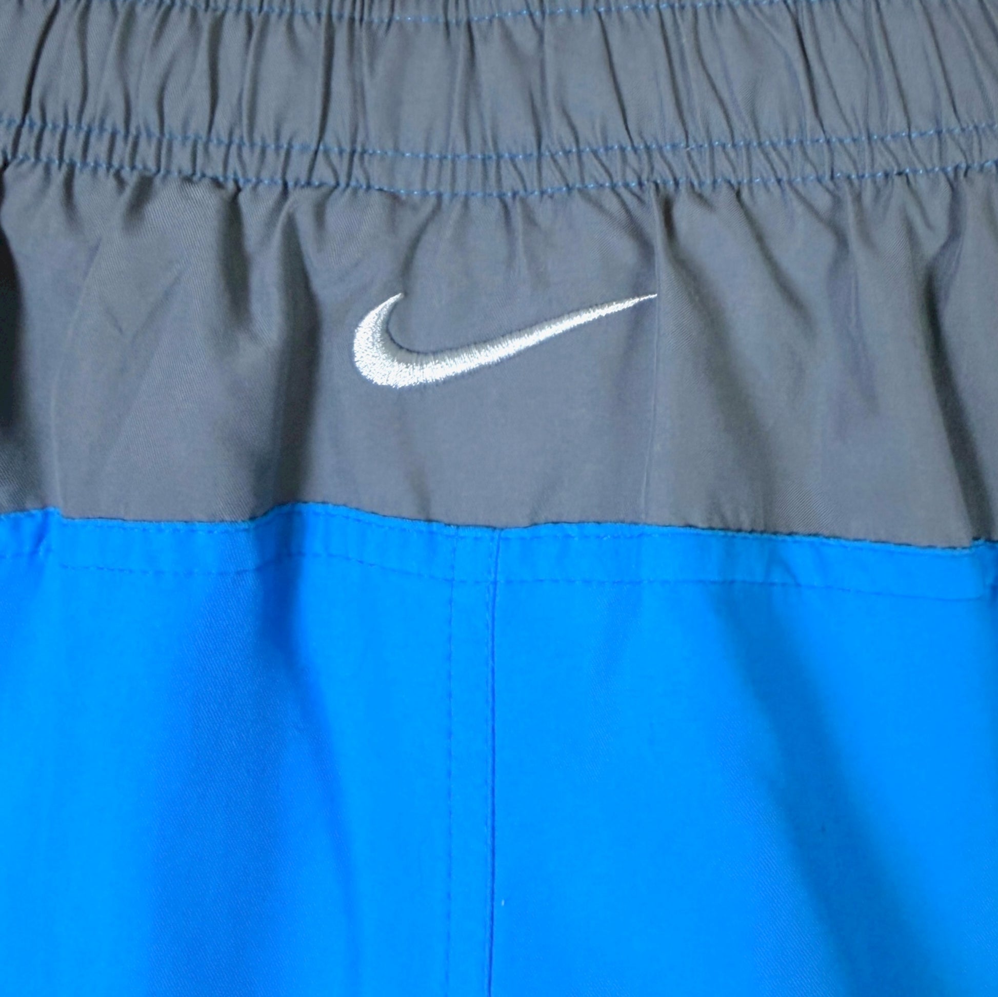 VINTAGE NIKE TRACK SHORTS - M