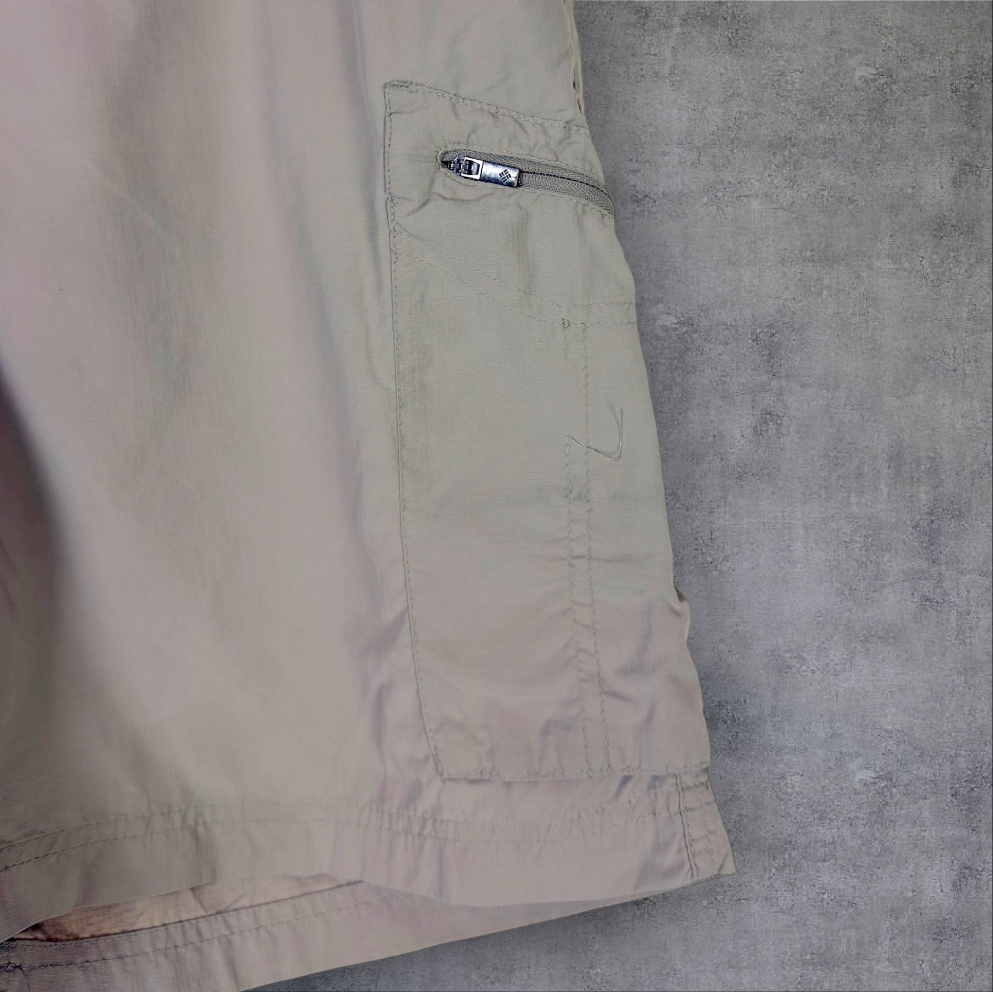VINTAGE COLUMBIA CARGO SHORTS - 38"