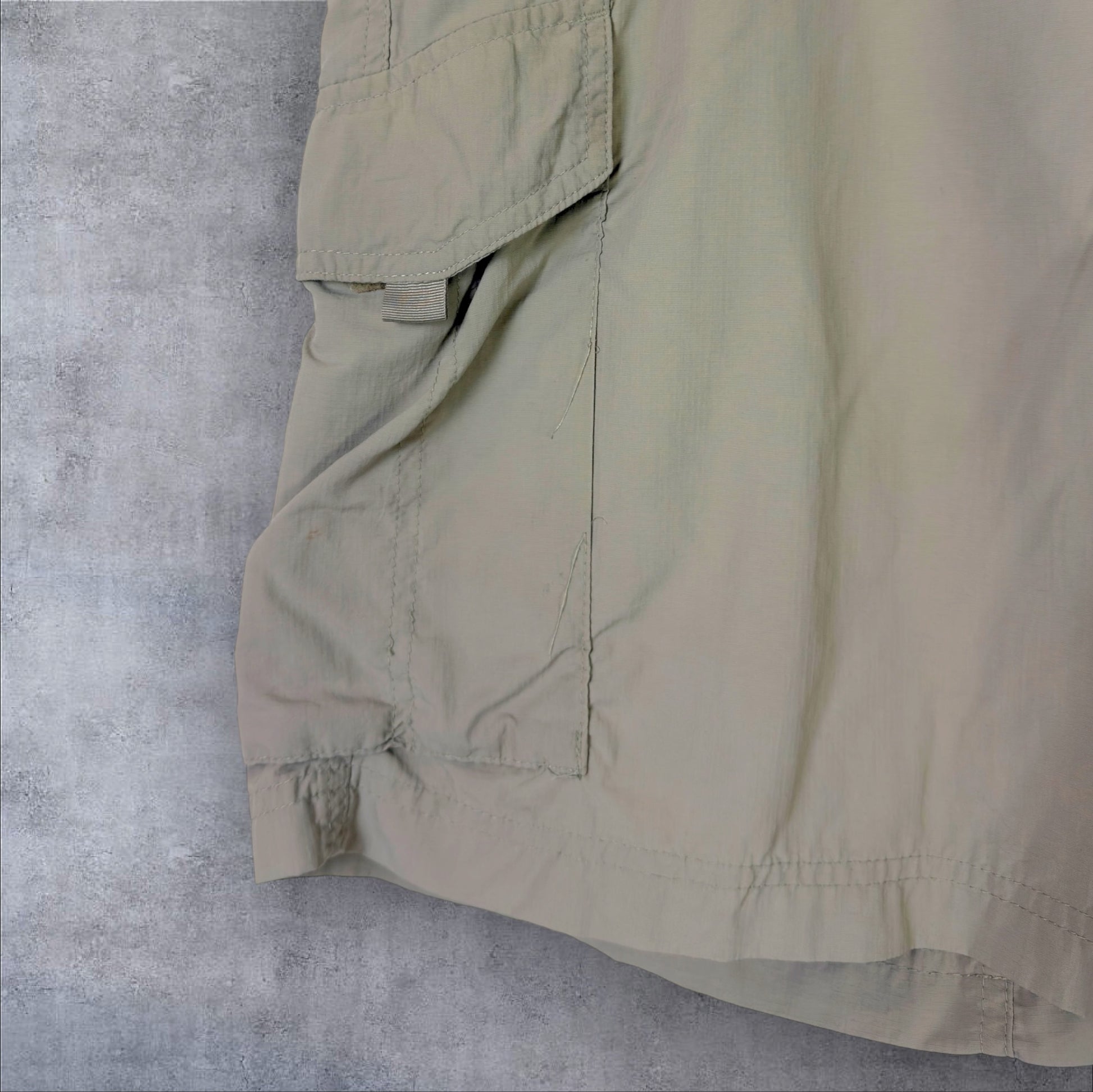 VINTAGE COLUMBIA CARGO SHORTS - 38"
