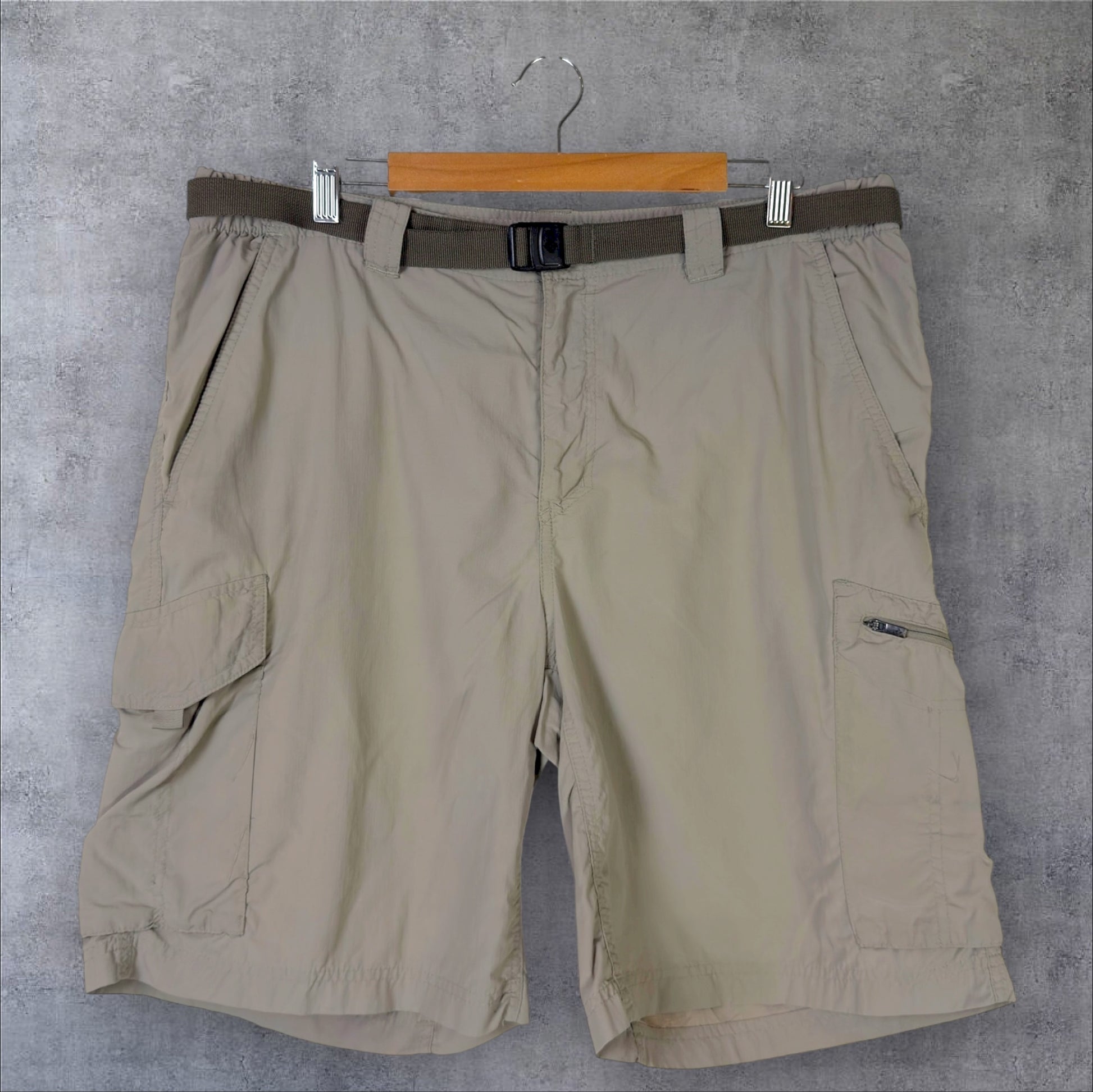 VINTAGE COLUMBIA CARGO SHORTS - 38"