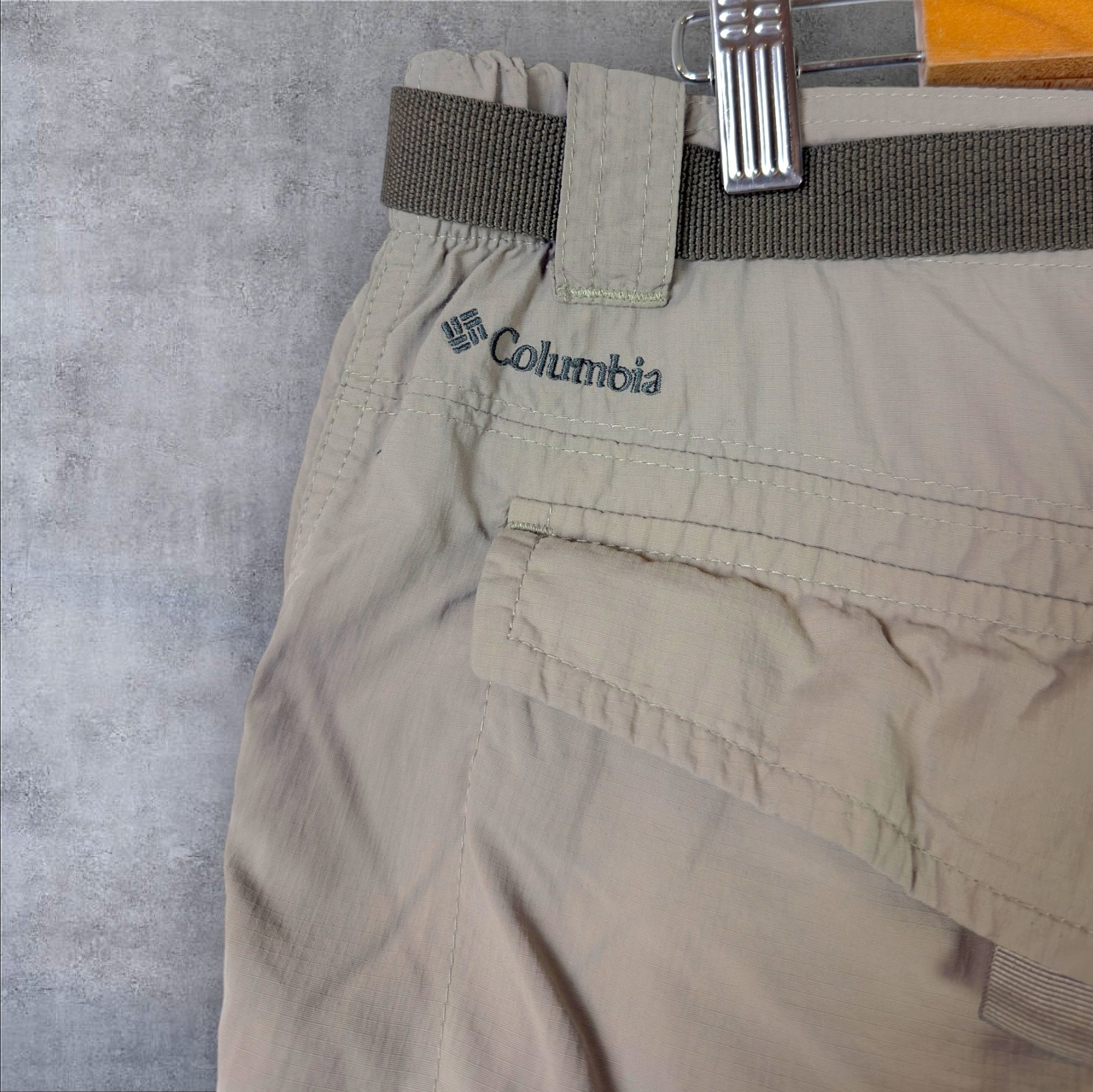 VINTAGE COLUMBIA CARGO SHORTS - 38"