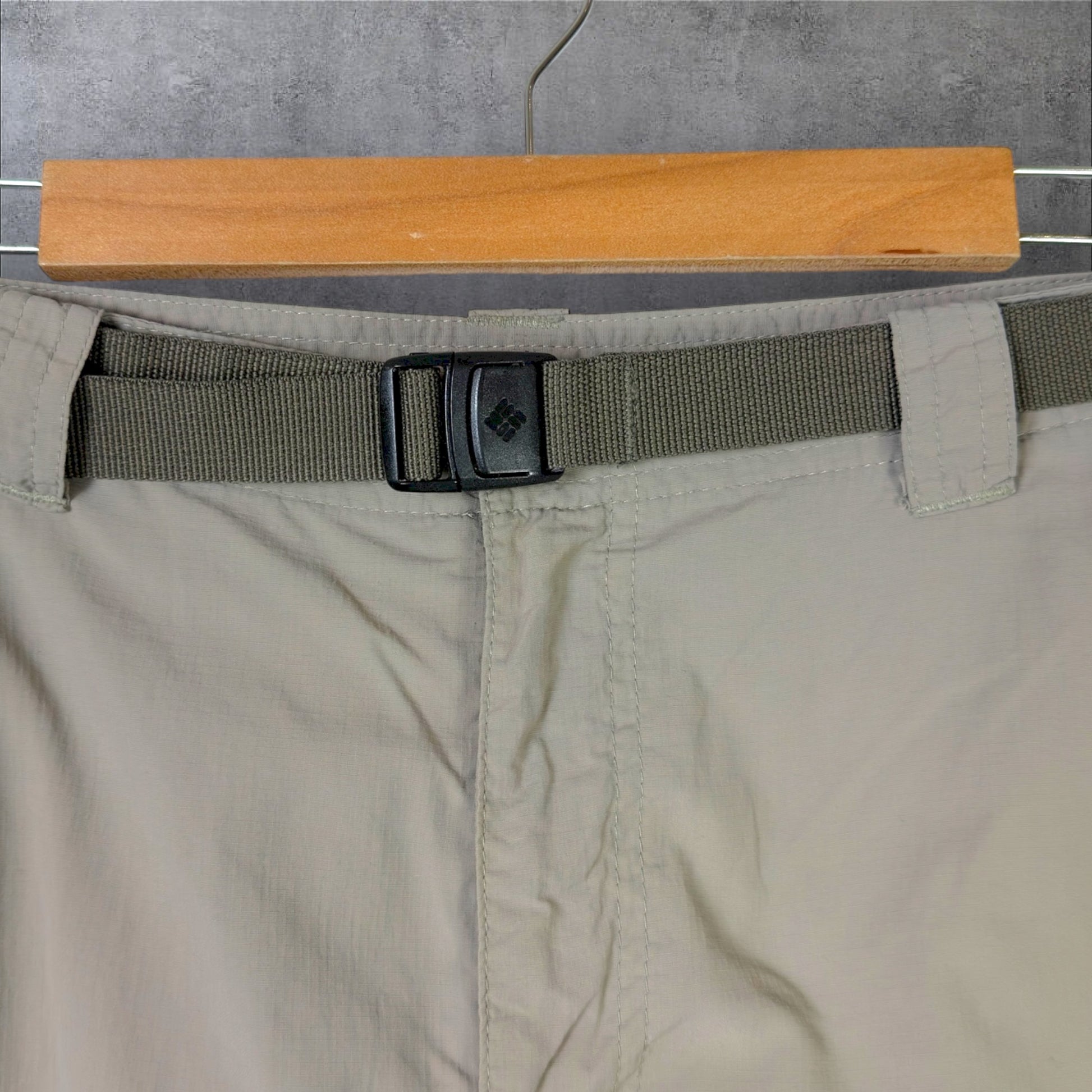 VINTAGE COLUMBIA CARGO SHORTS - 38"