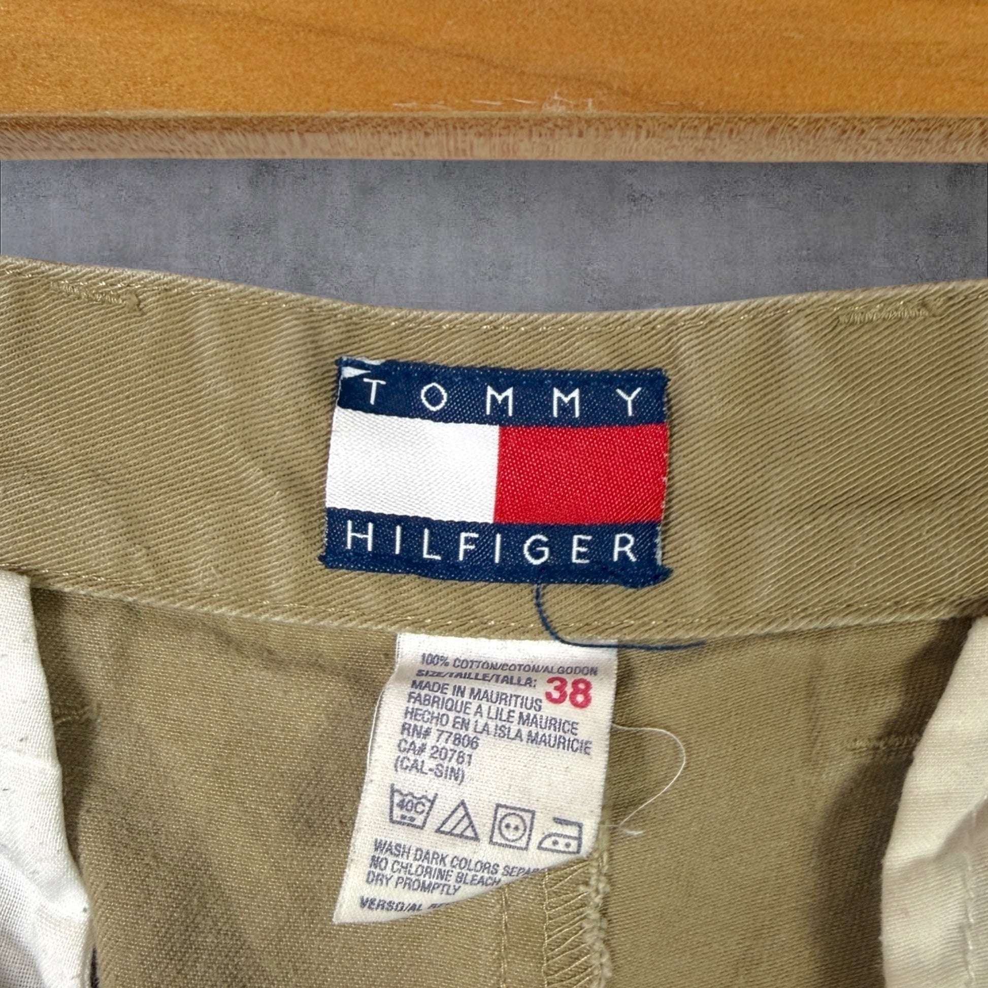 VINTAGE TOMMY HILFIGER TAILORED SHORTS - 38"