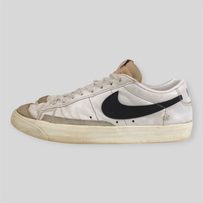 WHITE NIKE BLAZERS - SIZE 10