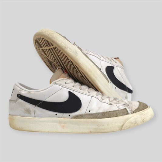 WHITE NIKE BLAZERS - SIZE 10