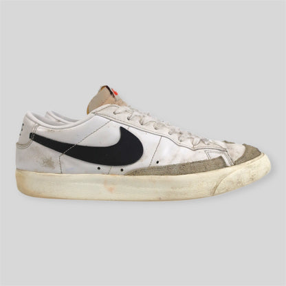 WHITE NIKE BLAZERS - SIZE 10
