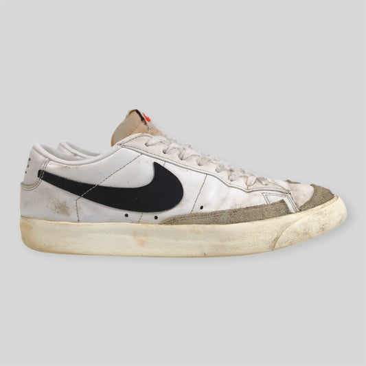 WHITE NIKE BLAZERS - SIZE 10
