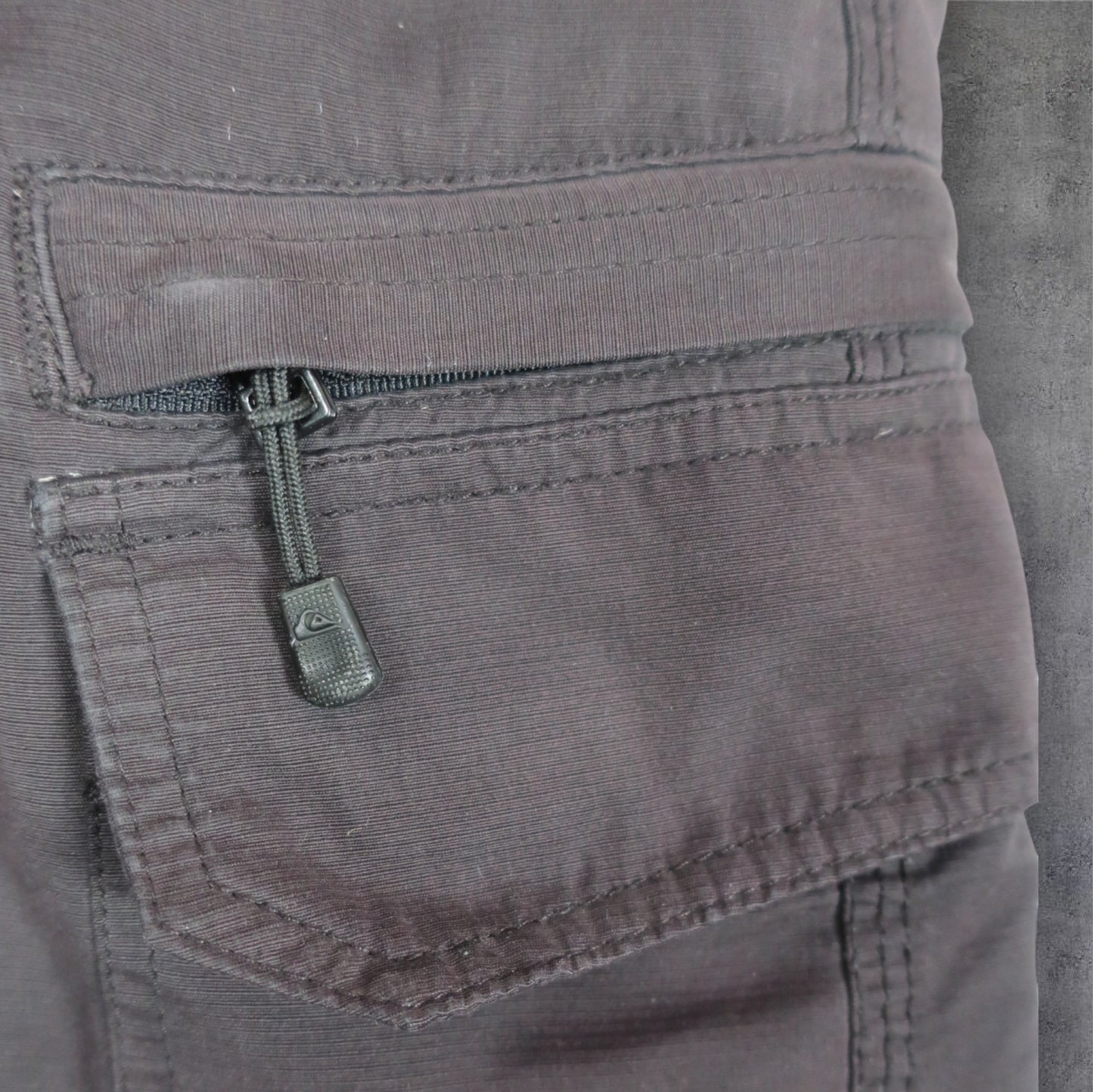VINTAGE QUIKSILVER CARGO SHORTS - 36"