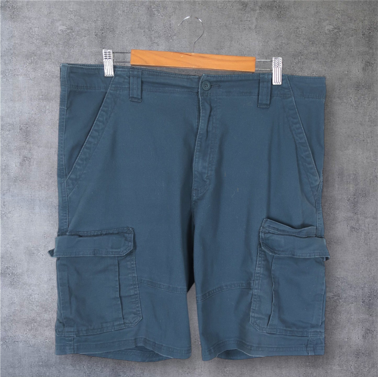 VINTAGE WRANGLER CARGO SHORTS - 36"