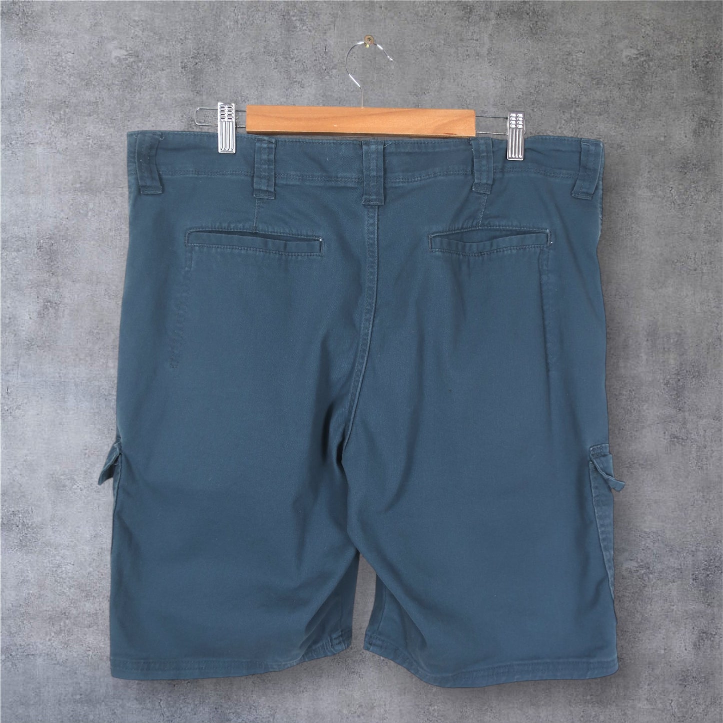 VINTAGE WRANGLER CARGO SHORTS - 36"