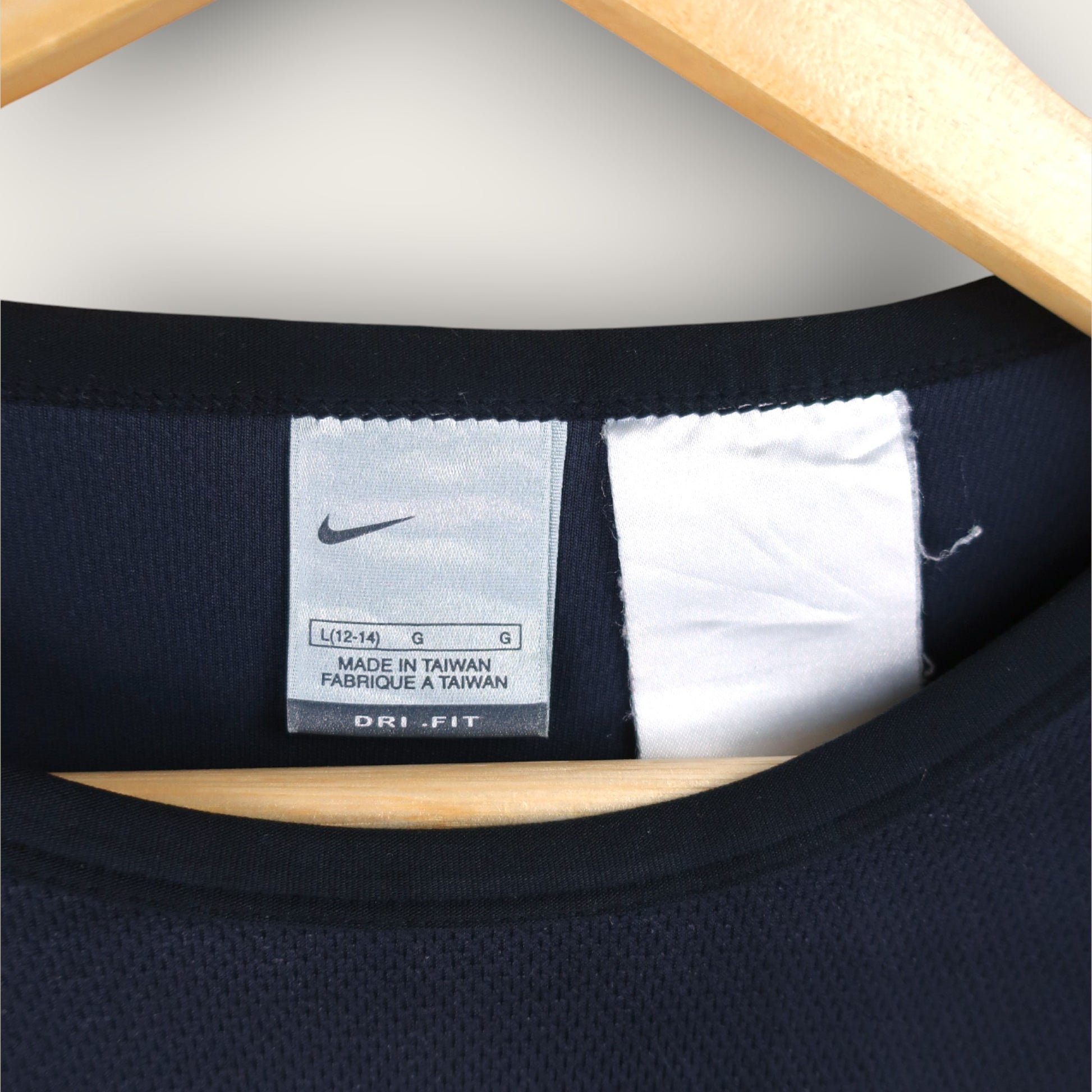 VINTAGE LONG-SLEEVE NIKE DRI-FIT T-SHIRT – M/L