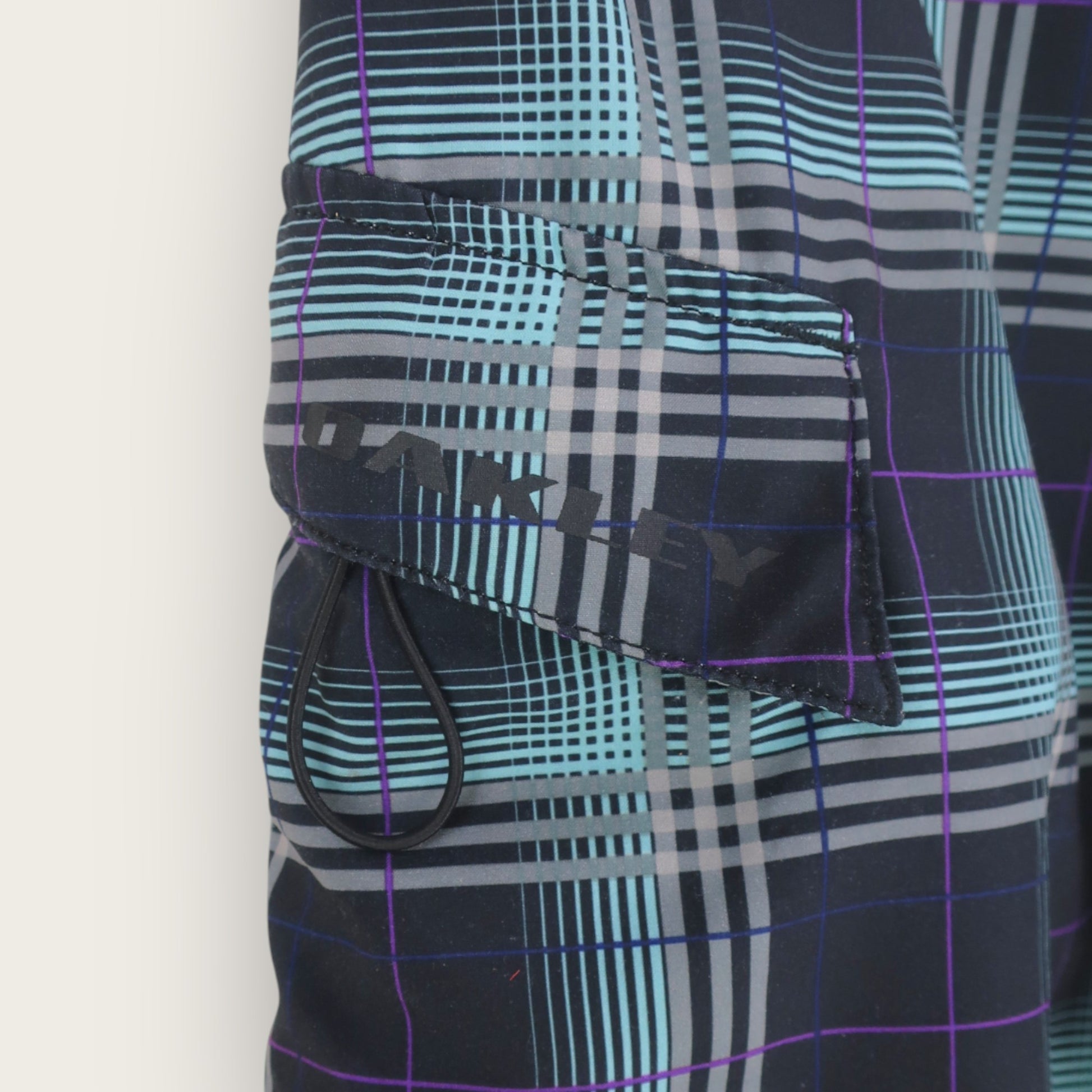 VINTAGE OAKLEY BOARD SHORTS - 32"