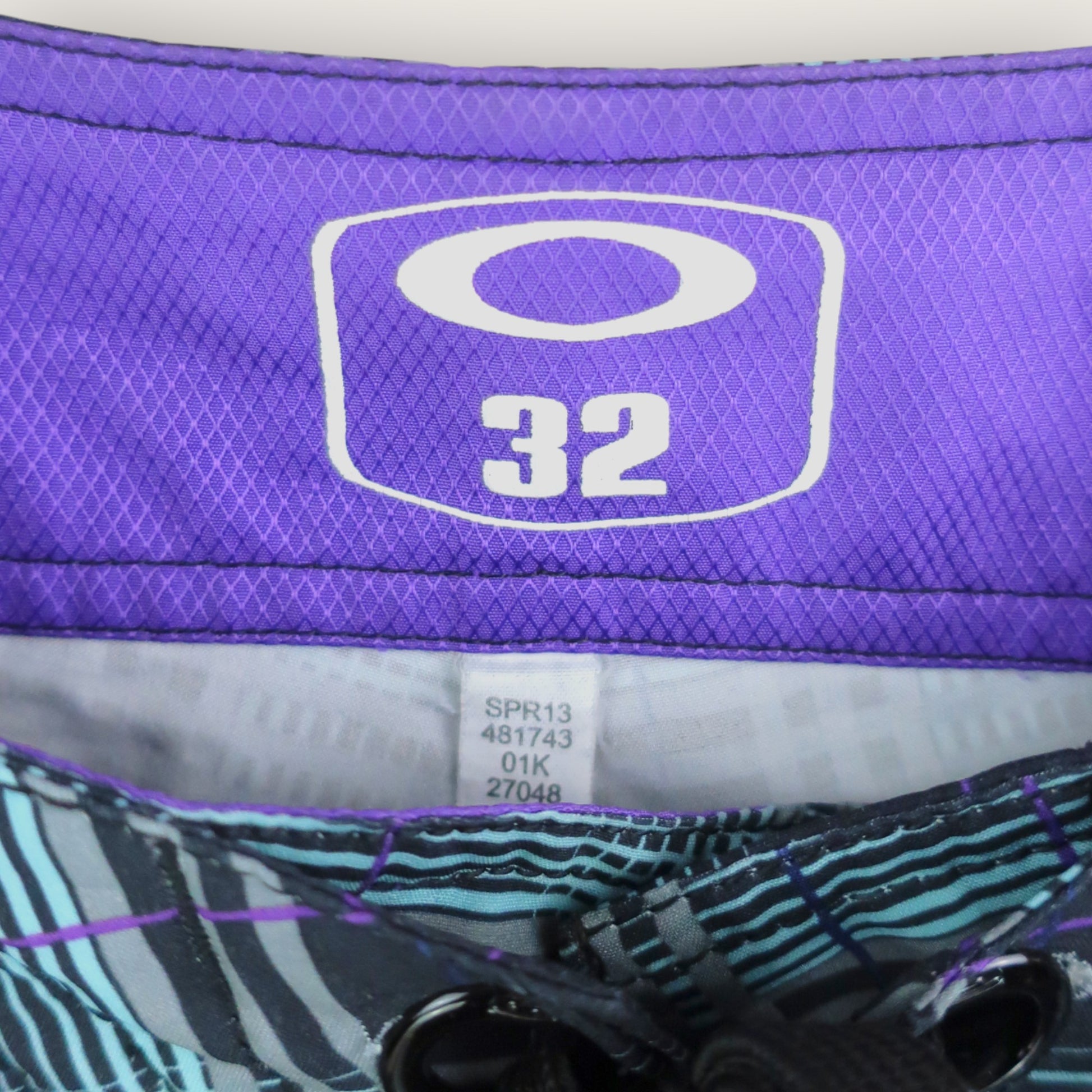 VINTAGE OAKLEY BOARD SHORTS - 32"