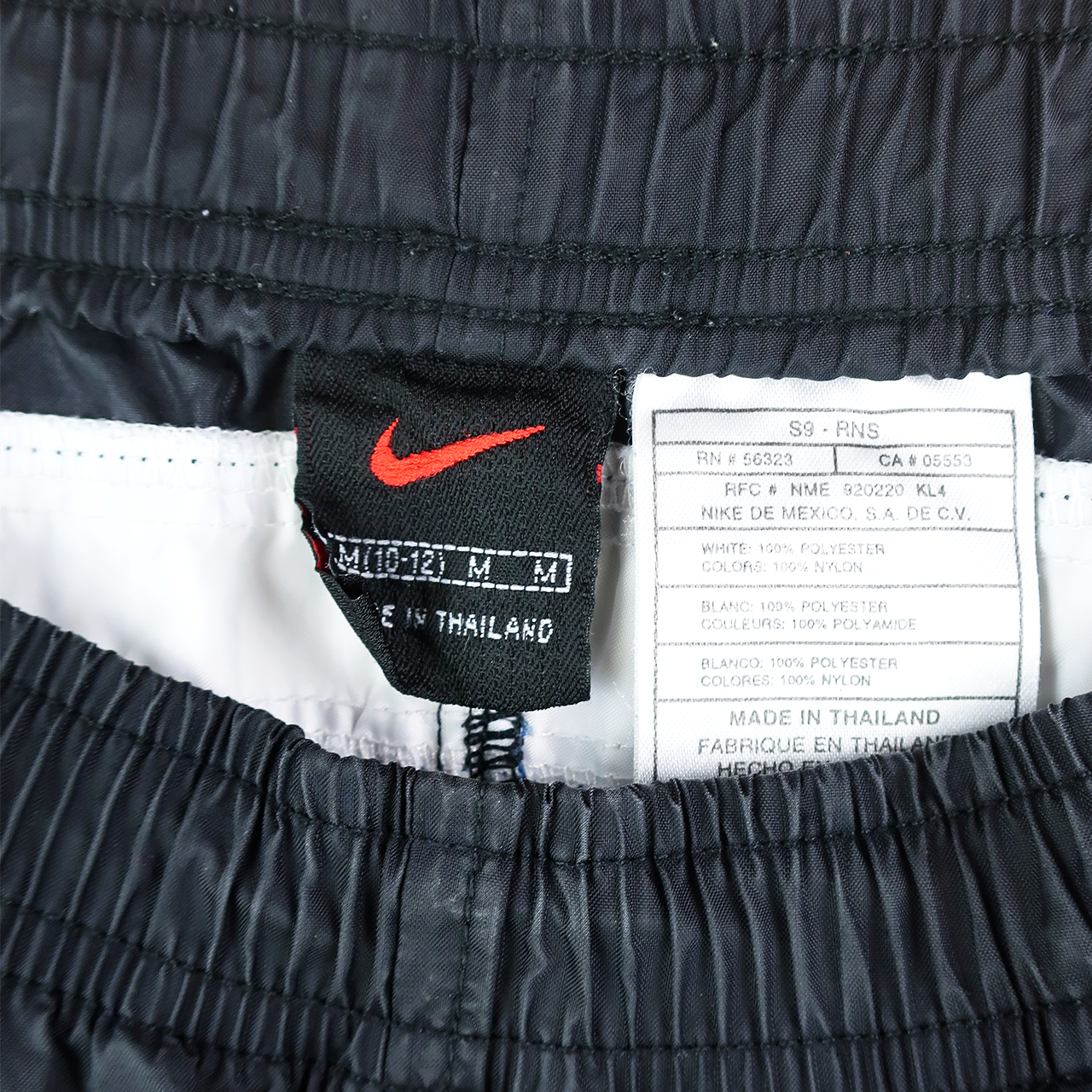 VINTAGE NIKE TRACK SHORTS - M