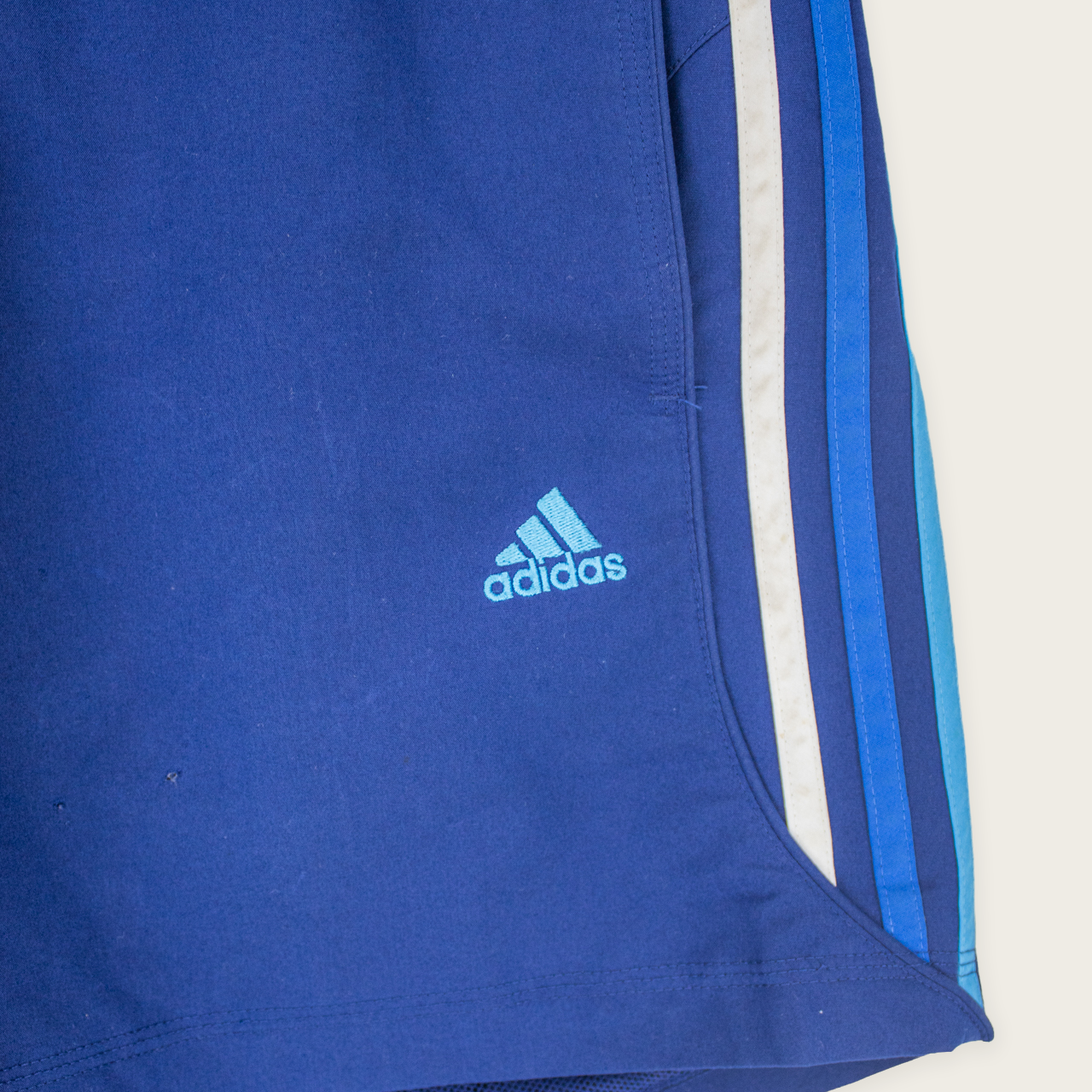 VINTAGE ADIDAS SHORTS - 32"